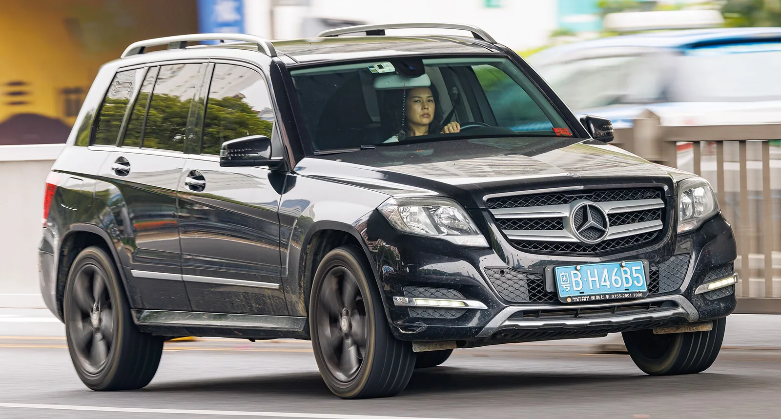 Makyajlı Mercedes GLK X204 hareket hâlinde ön üç çeyrek görünüm