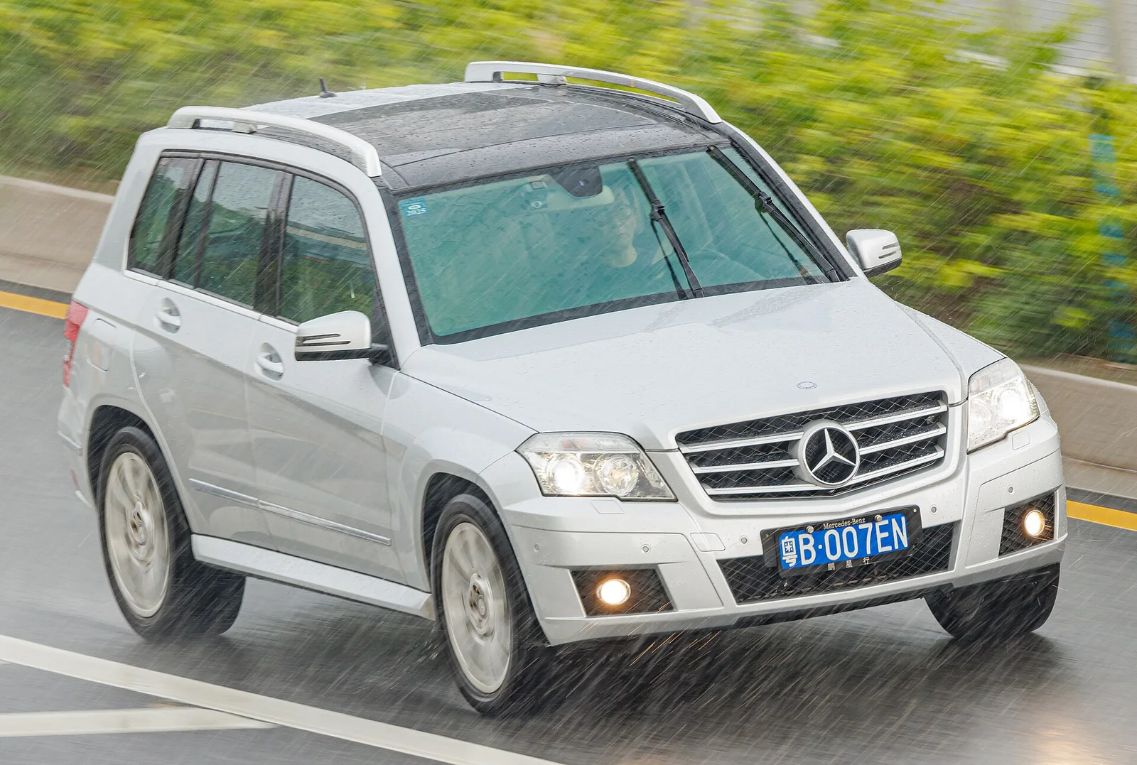 Makyaj öncesi Mercedes GLK X204 yağmurlu yolda