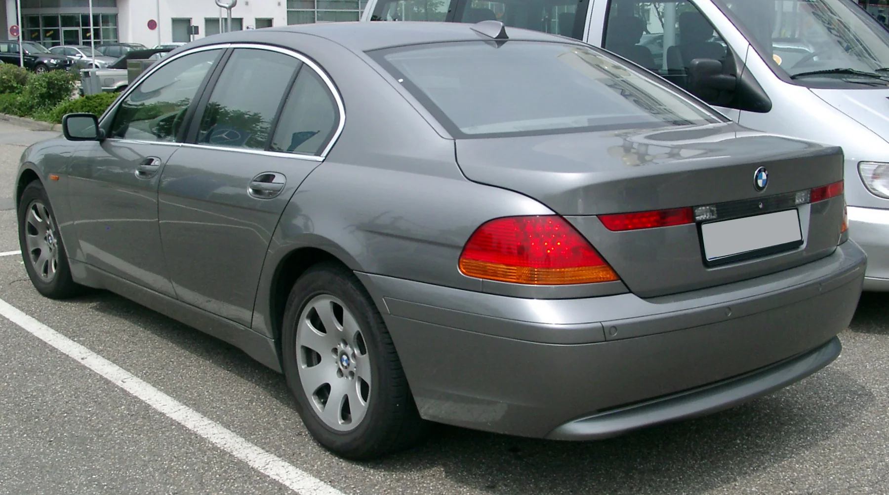 Makyaj öncesi BMW E65 arka görünüm