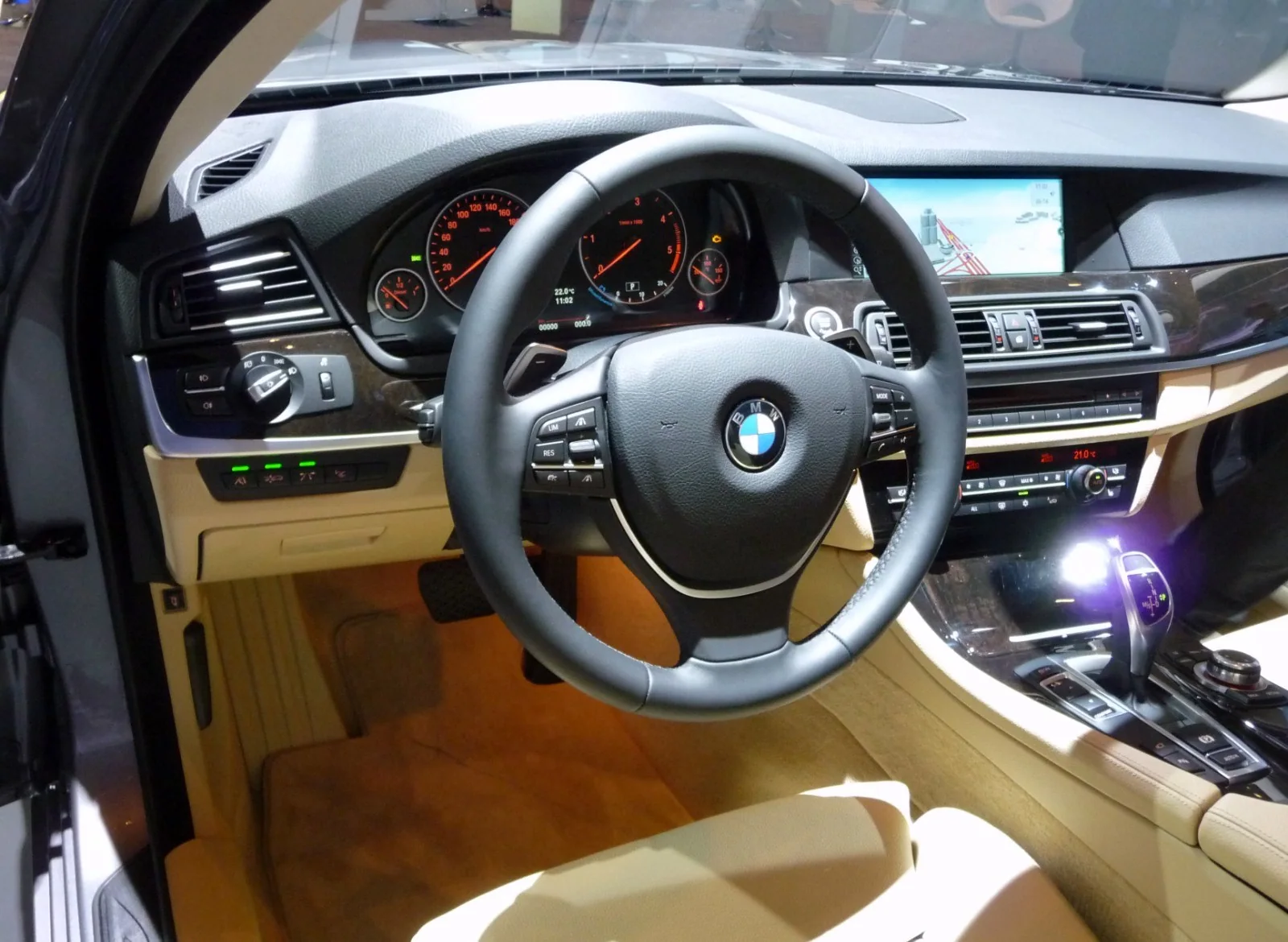 BMW F10 iç mekânı, iDrive ekranı ve ZF otomatik vites seçici