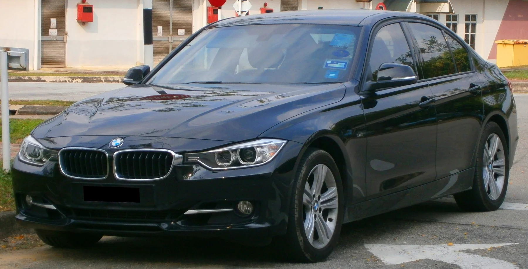 Makyaj öncesi BMW F30 320i Sport Line önden görünüm