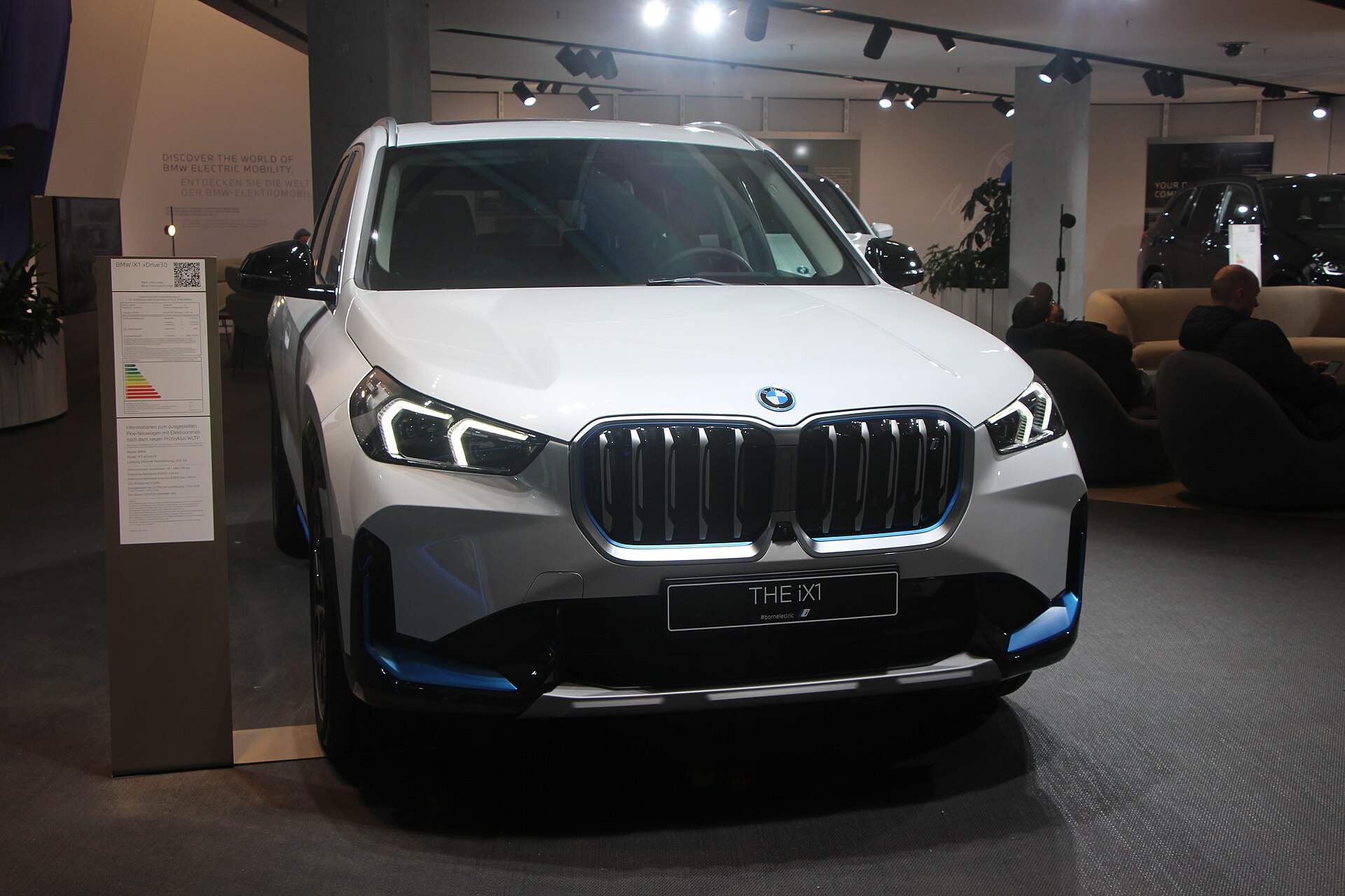 Beyaz BMW iX1 U11 önden görünüm