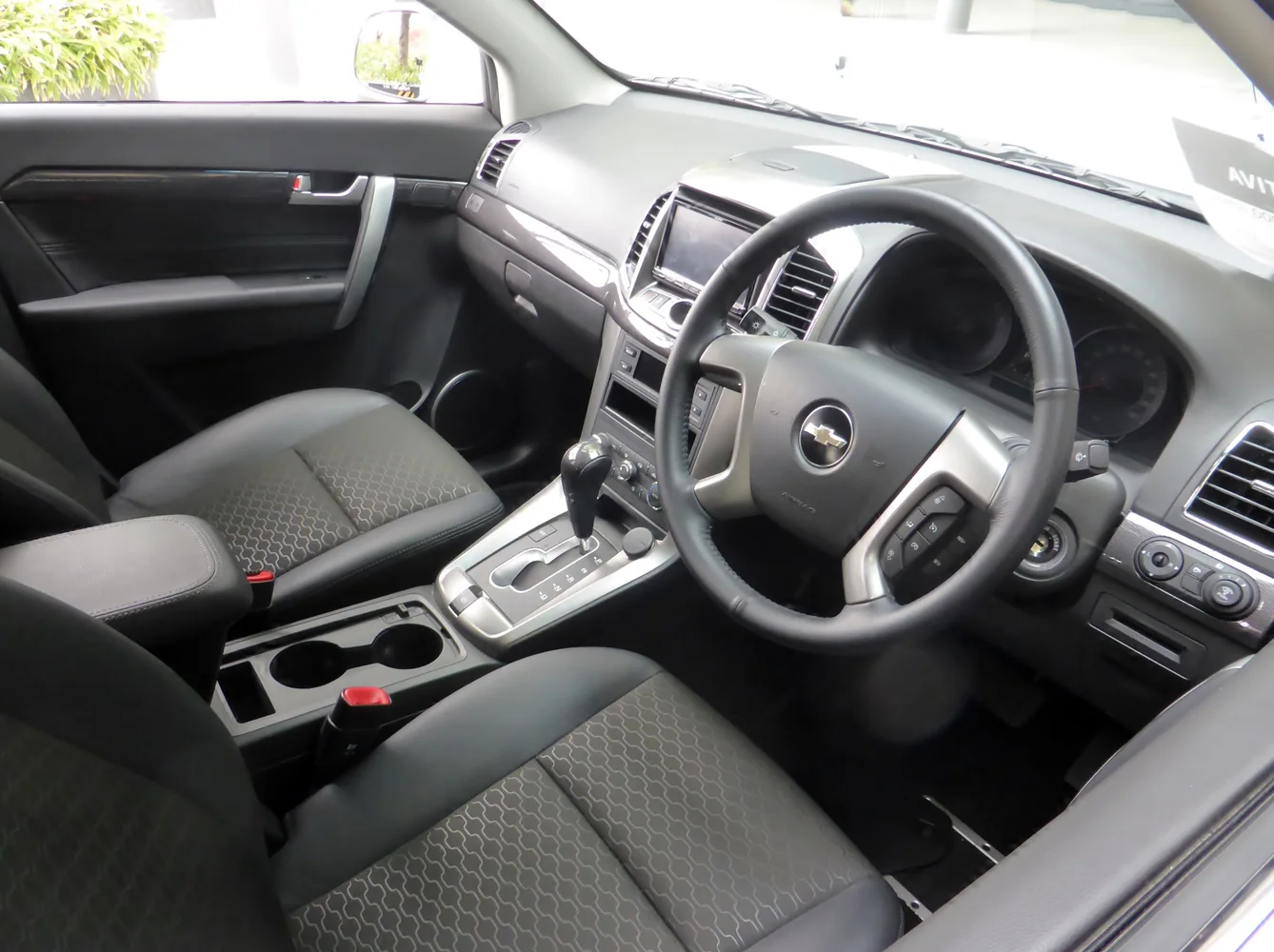Chevrolet Captiva iç mekânı ve otomatik vites konsolu