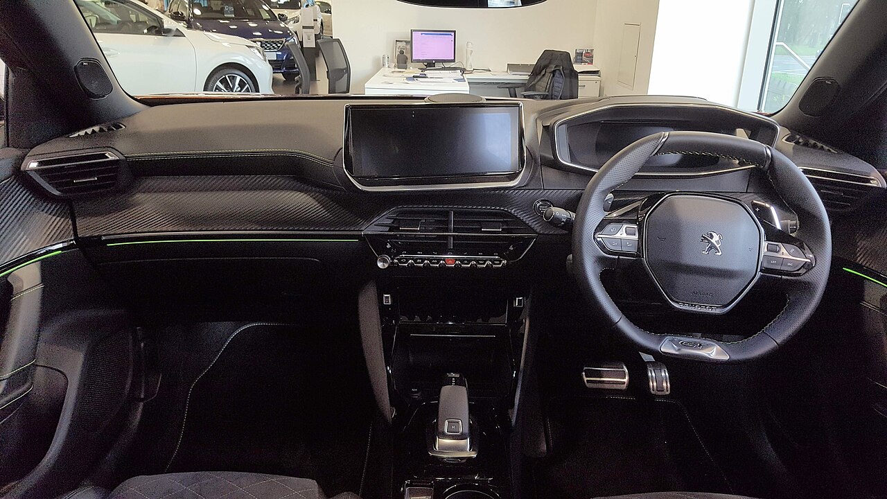 İkinci nesil Peugeot 2008 i-Cockpit iç mekânı