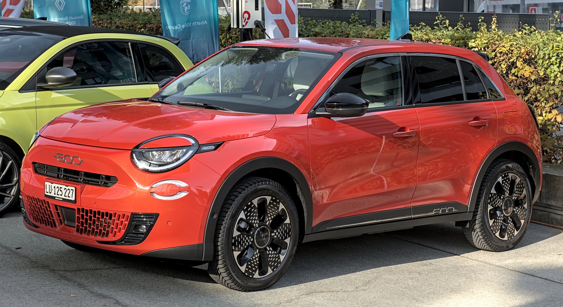 Fiat 600e yandan ve önden görünüm