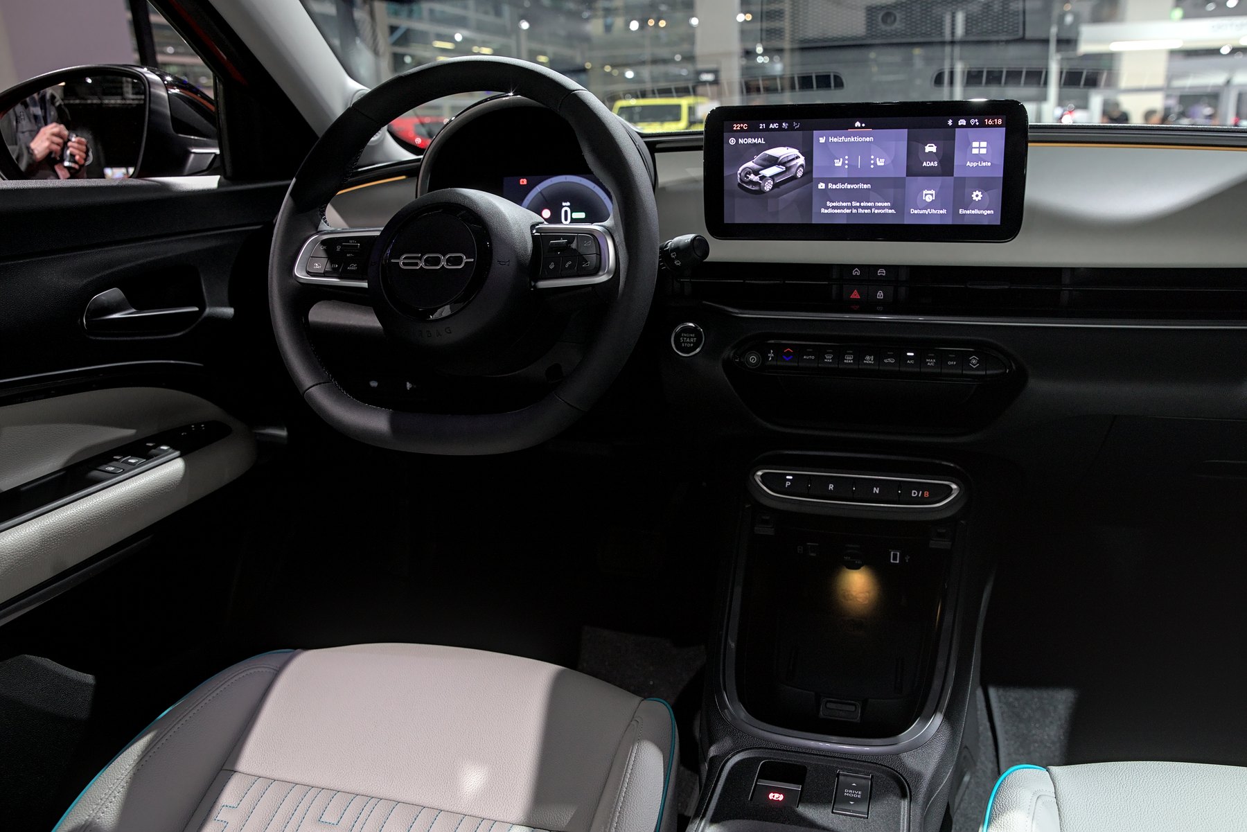 Fiat 600e kokpiti, dijital gösterge ve multimedya ekranı