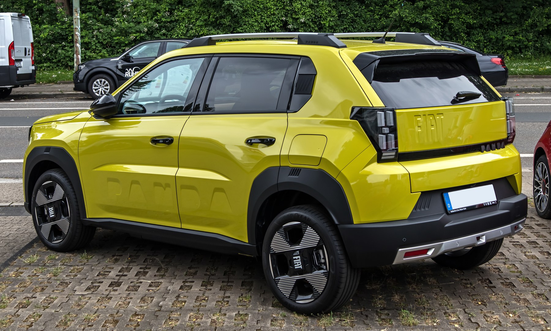 Fiat Grande Panda elektrikli La Prima arka çapraz görünüm