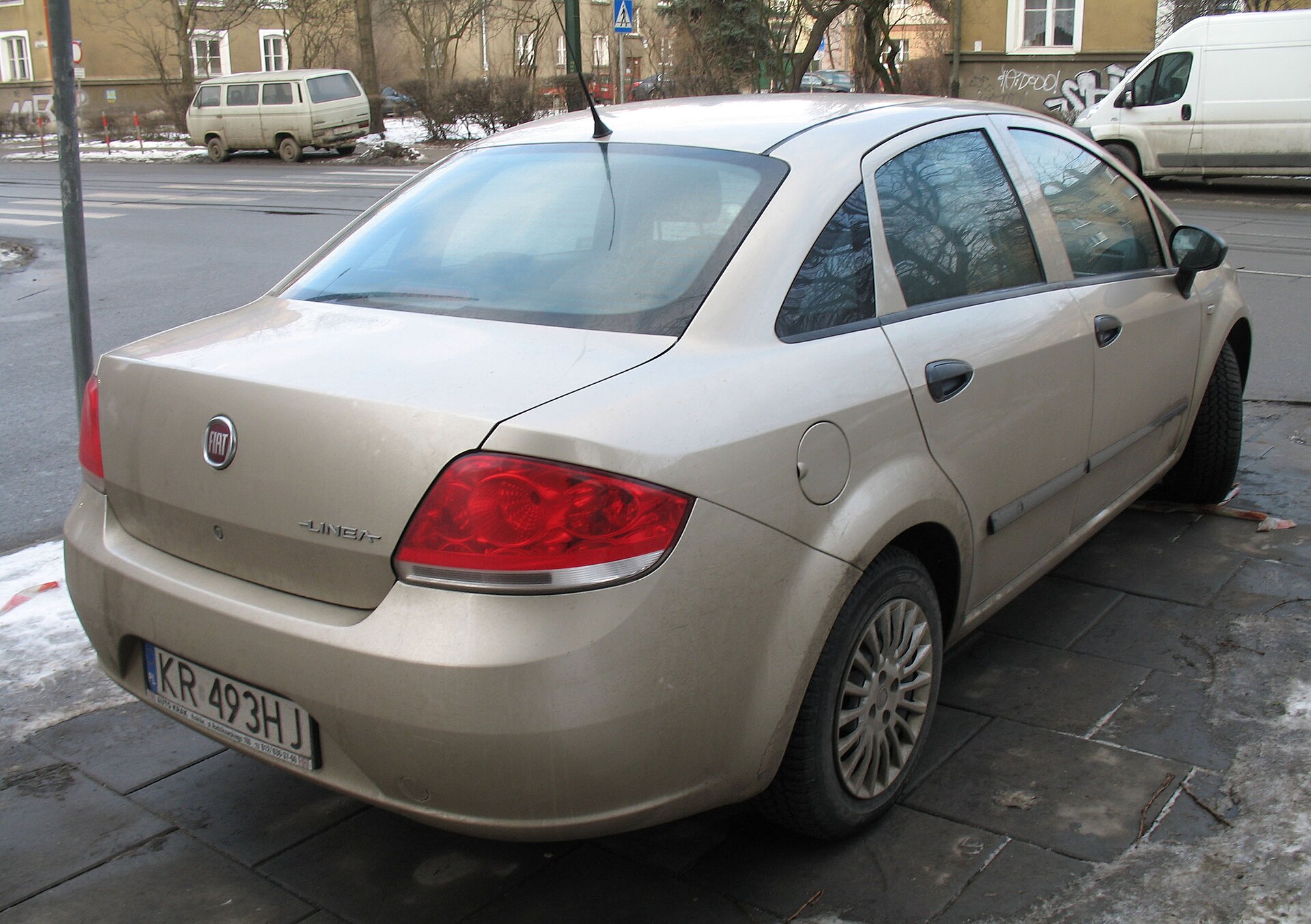 Fiat Linea arka üç çeyrek görünüm