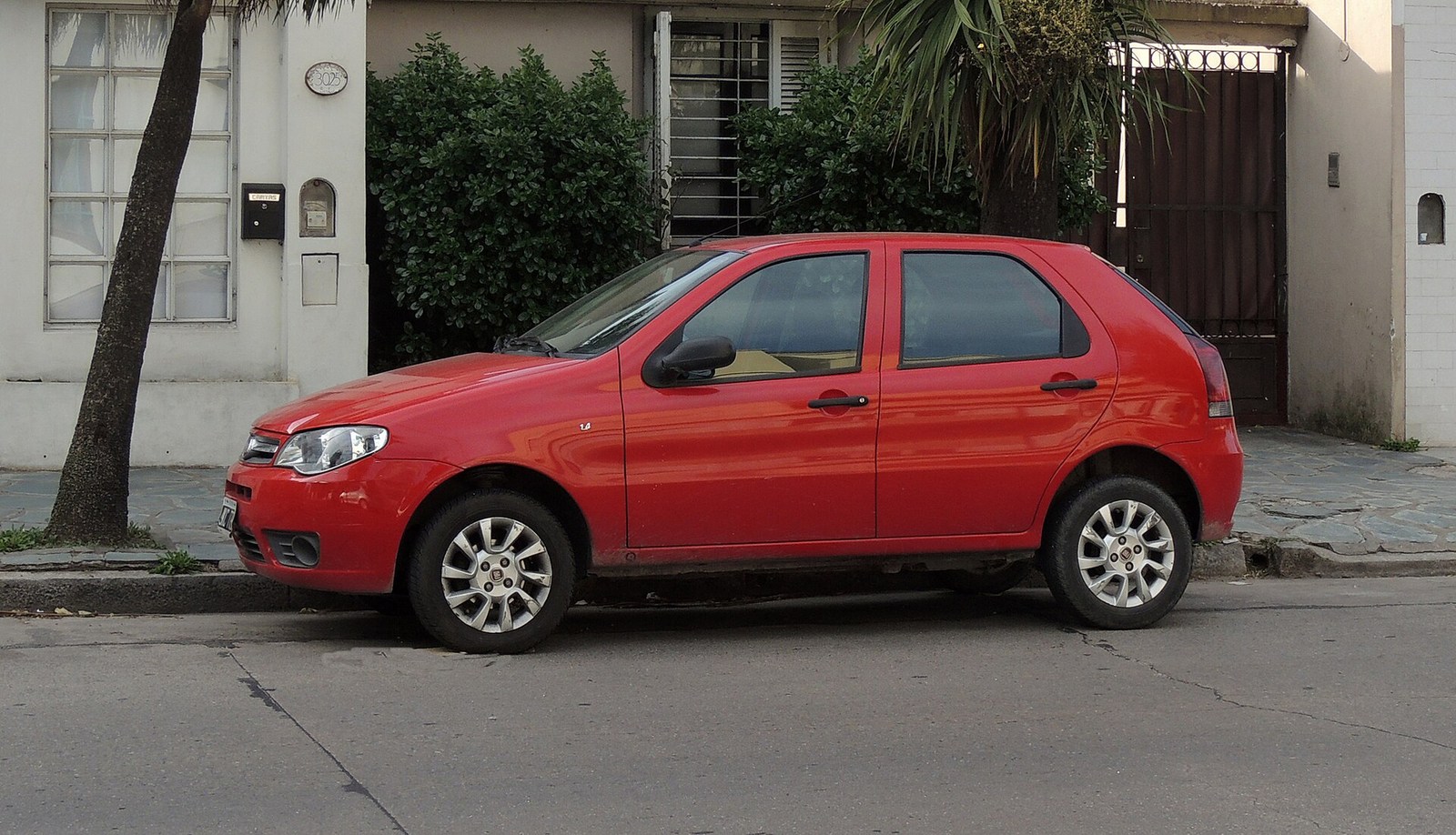 Arjantin’de kırmızı Fiat Palio 1.4 FIRE beş kapılı