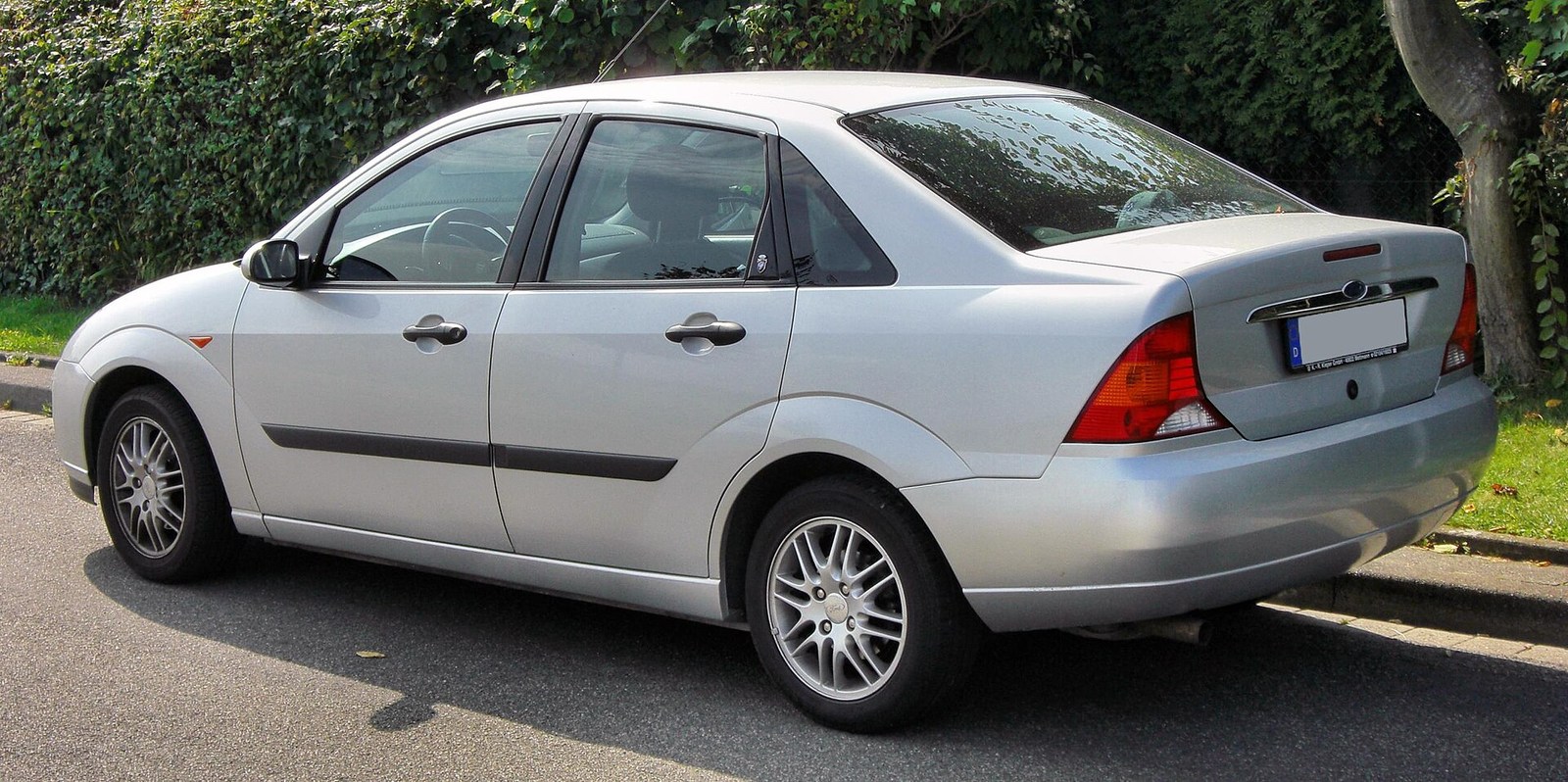 Ford Focus 1 sedan arkadan
