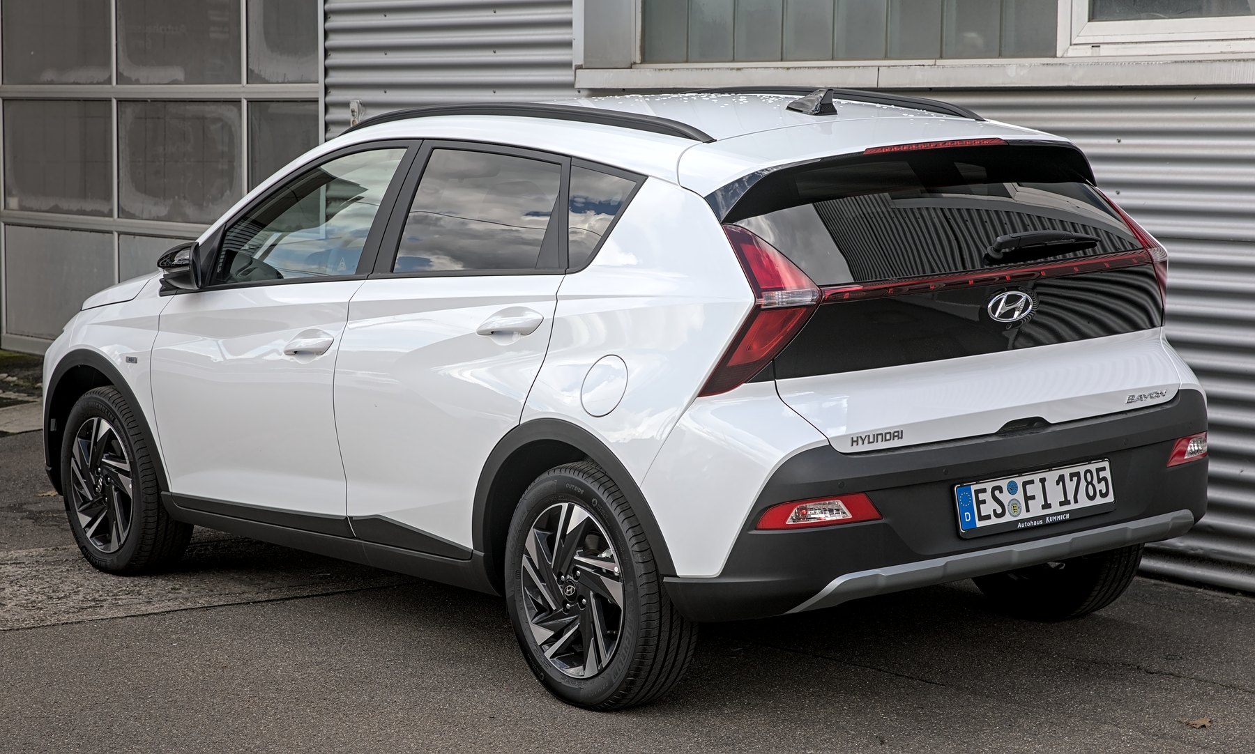 Hyundai Bayon arkadan üç çeyrek görünüm
