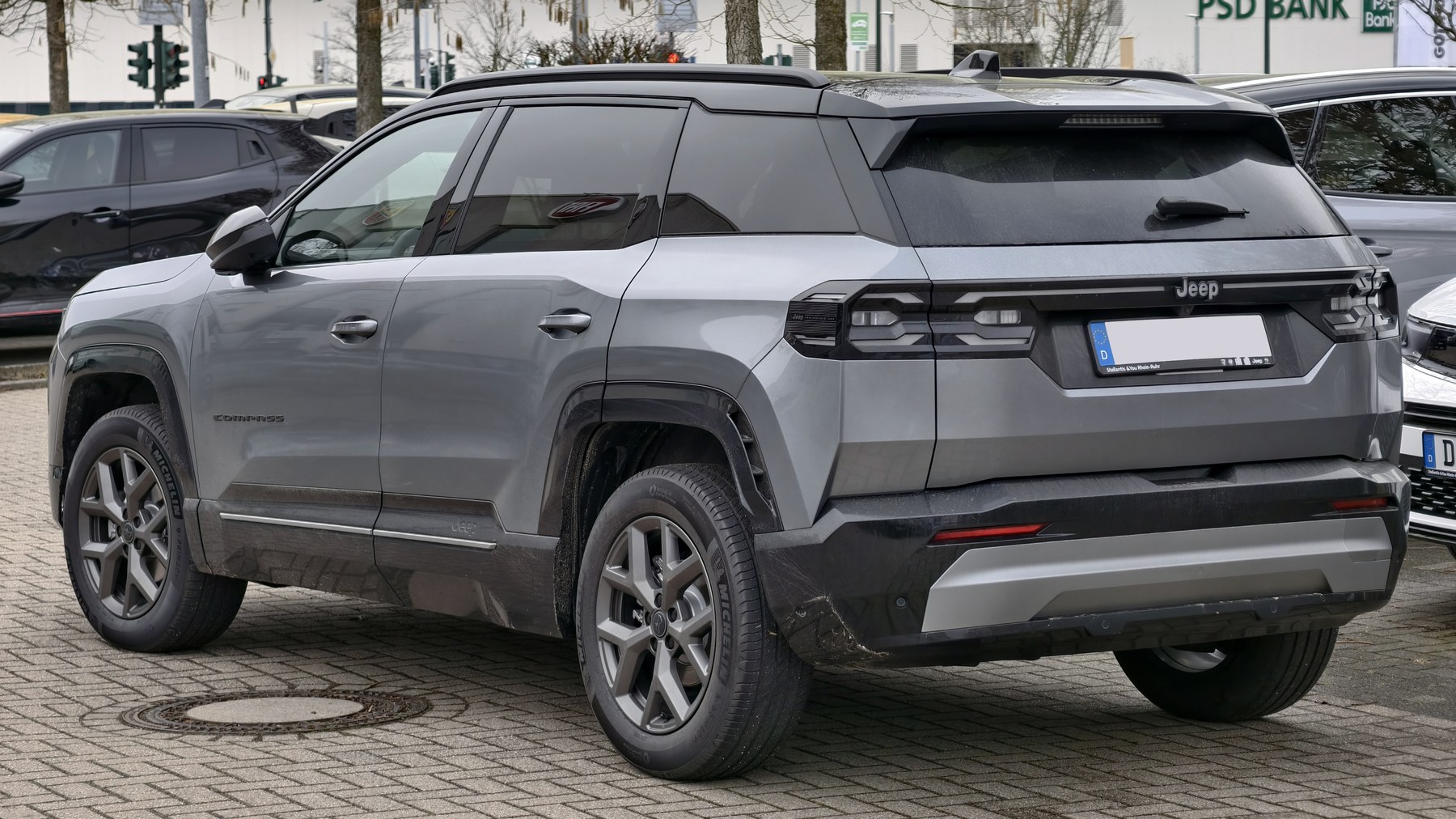 Gri 2026 Jeep Compass e-Hybrid arkadan üç çeyrek görünüm