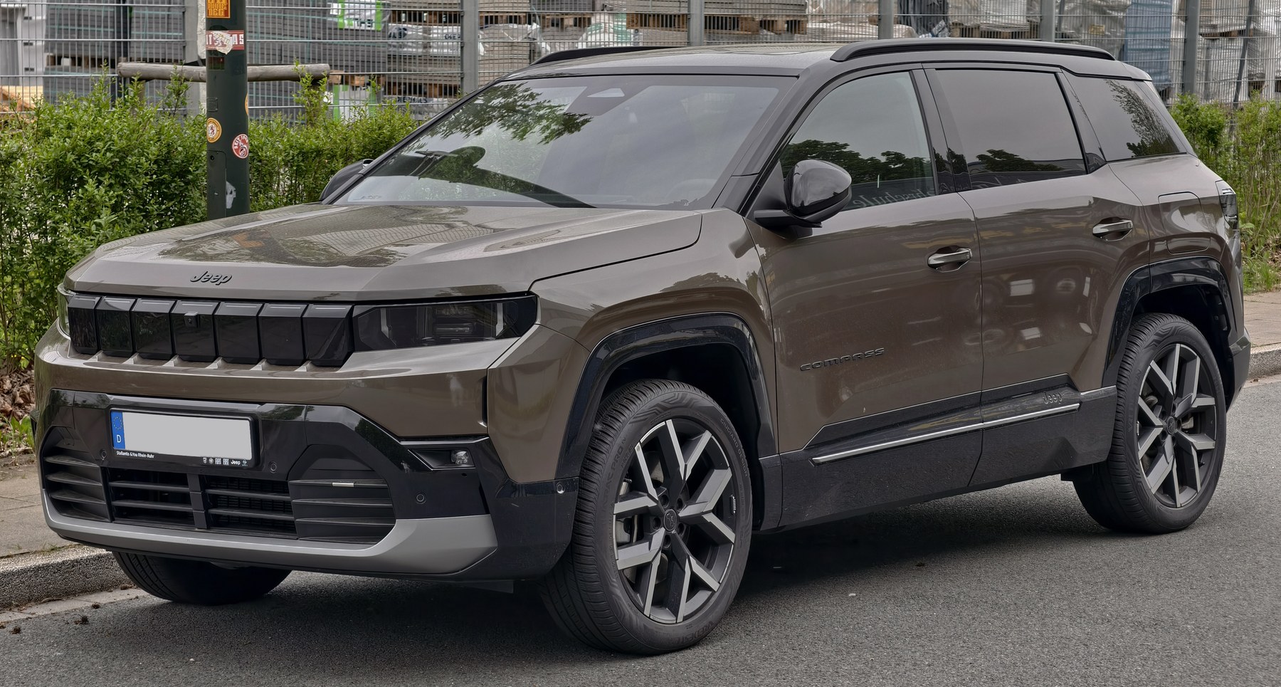 Kahverengi üçüncü nesil Jeep Compass Summit önden görünüm