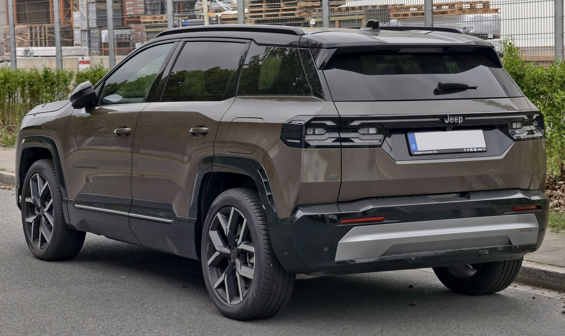 Kahverengi üçüncü nesil Jeep Compass Summit arkadan görünüm