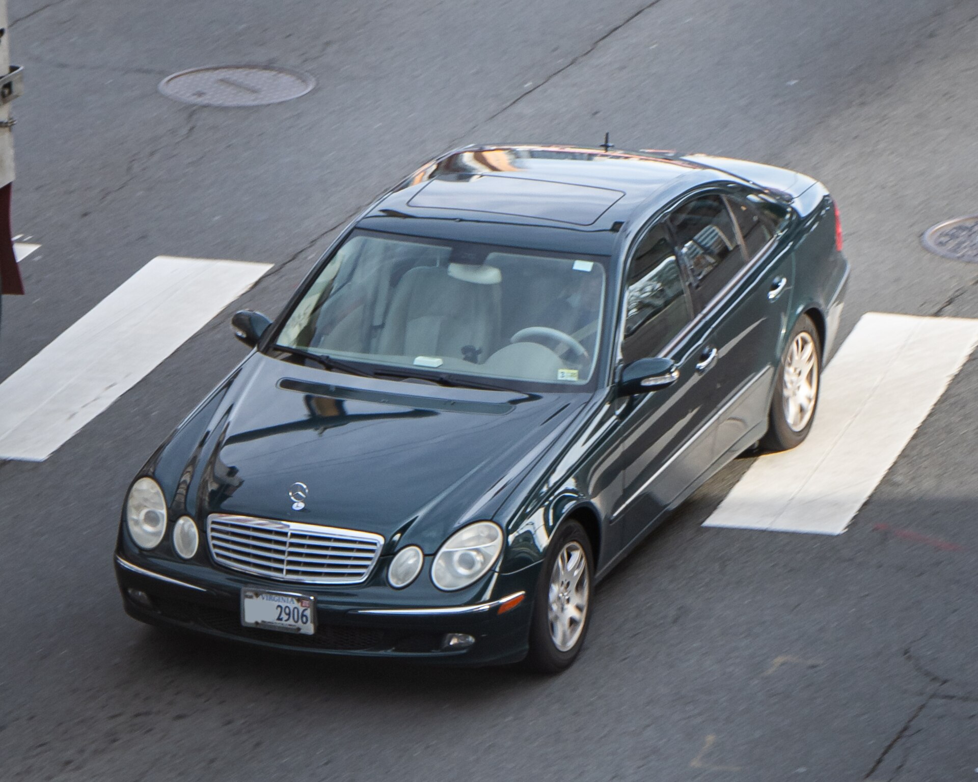Mercedes-Benz W211 E350 arka üç çeyrek görünüm