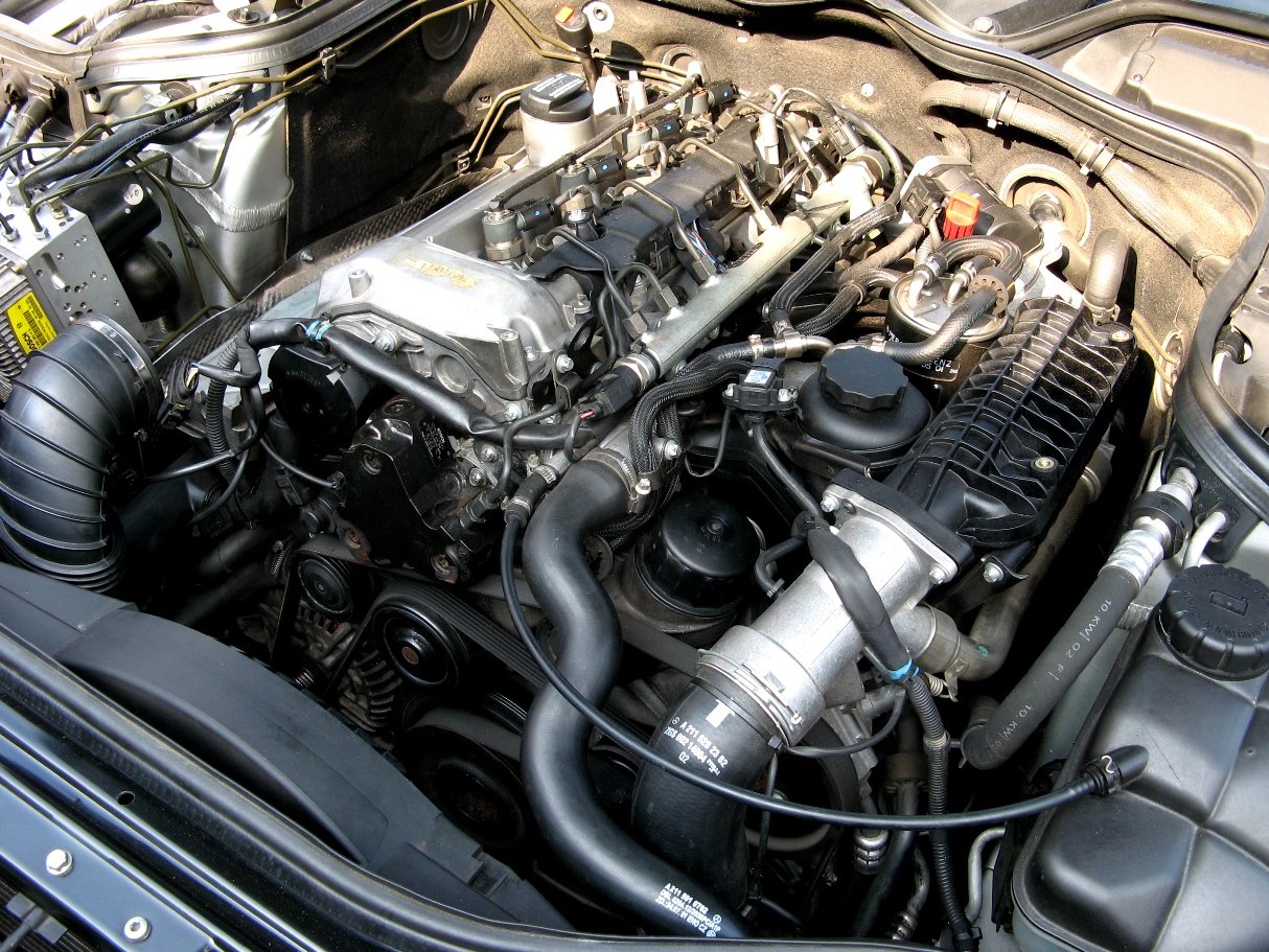 Mercedes-Benz OM646 dizel motor üst kapağı sökülmüş görünüm