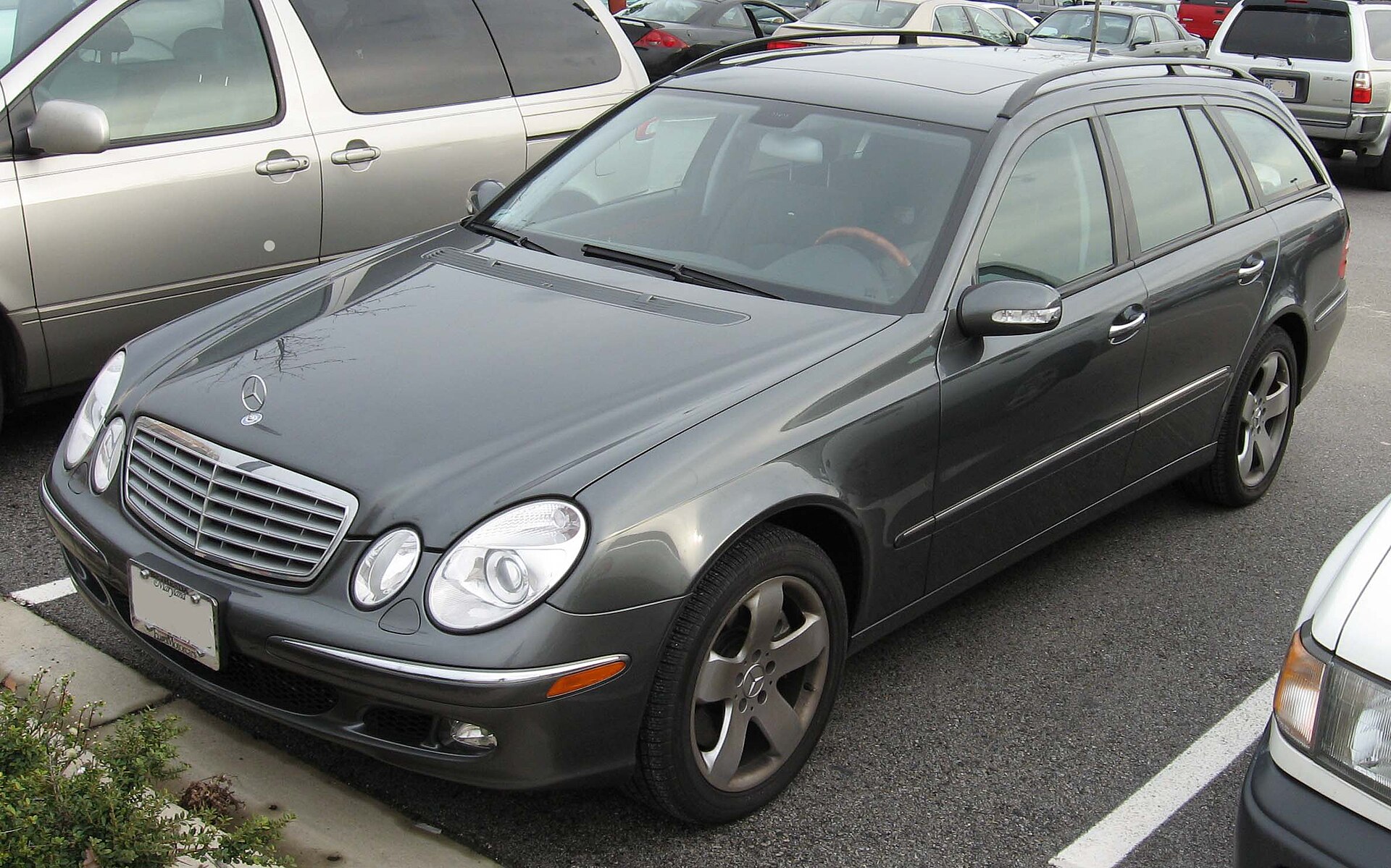 Mercedes-Benz S211 station wagon yan görünüm