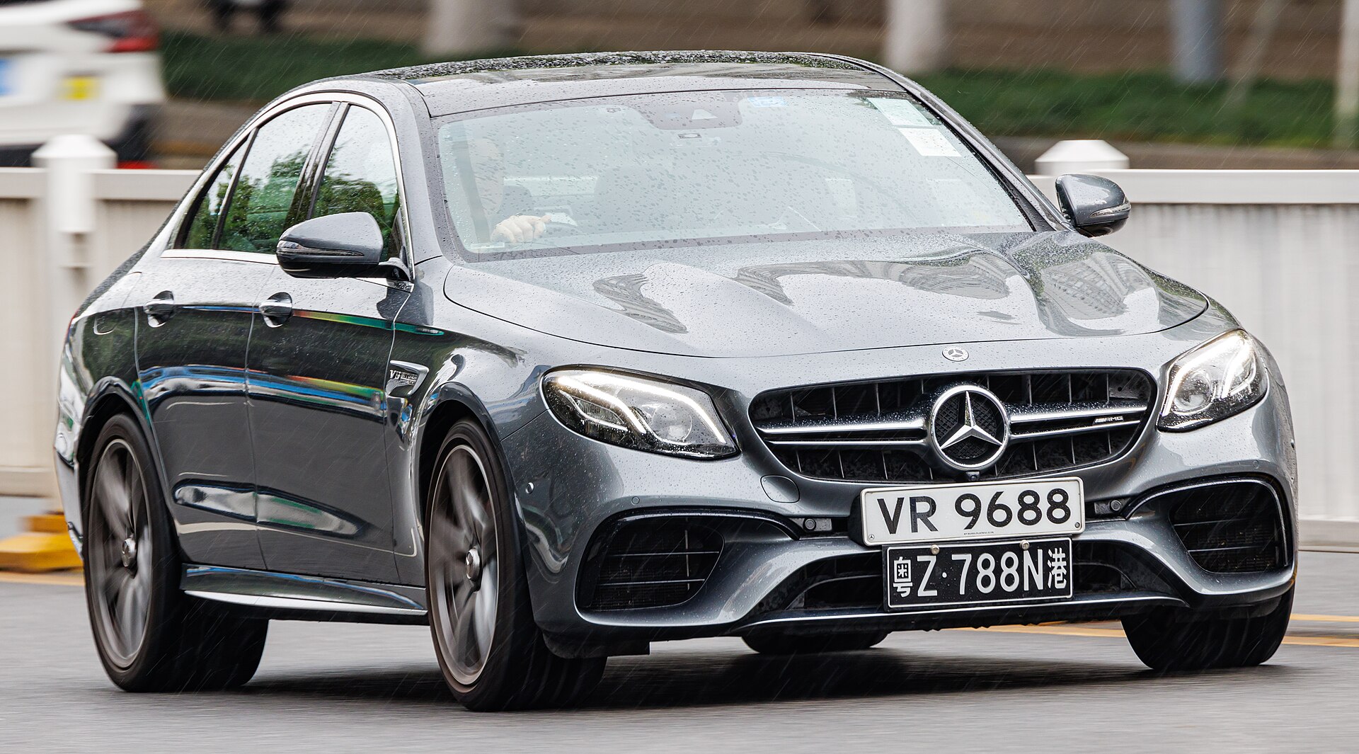 Mercedes AMG E63 S W213 hareket hâlinde