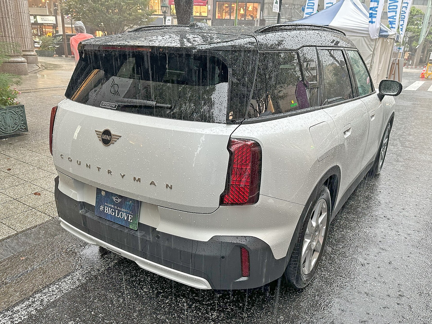 Beyaz MINI Countryman E U25 arkadan üç çeyrek görünüm