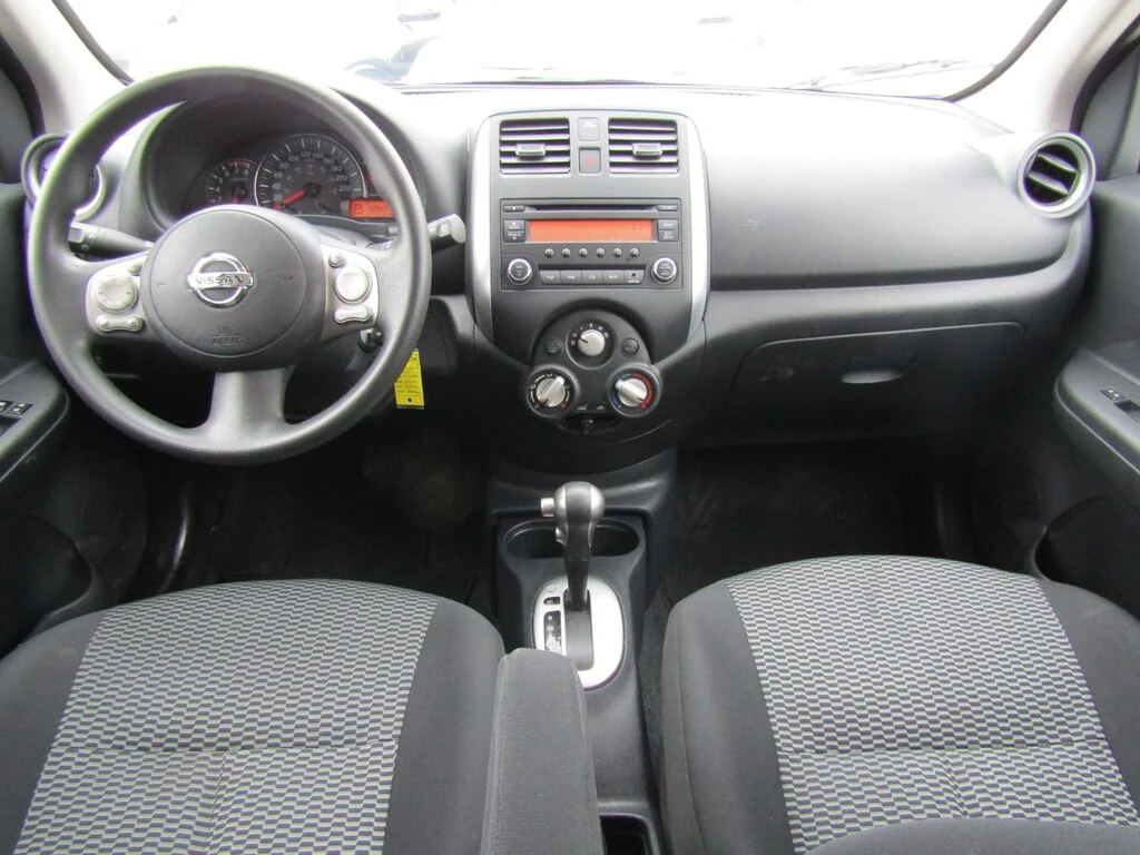 Nissan Micra K13 gösterge paneli ve ön kabin