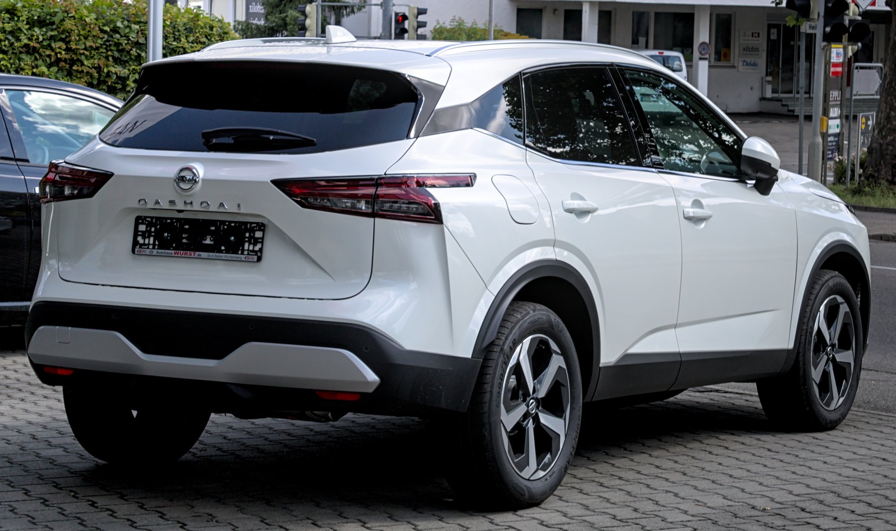 Nissan Qashqai J12 arkadan görünüm
