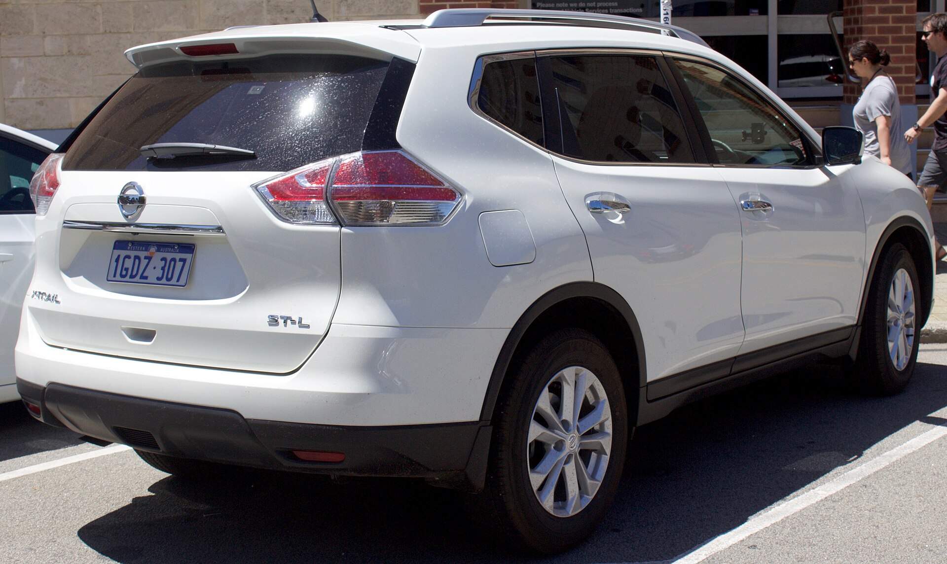 Makyaj öncesi Nissan X-Trail T32 arka görünüm