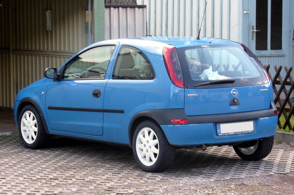 Mavi Opel Corsa C üç kapılı arka görünüm