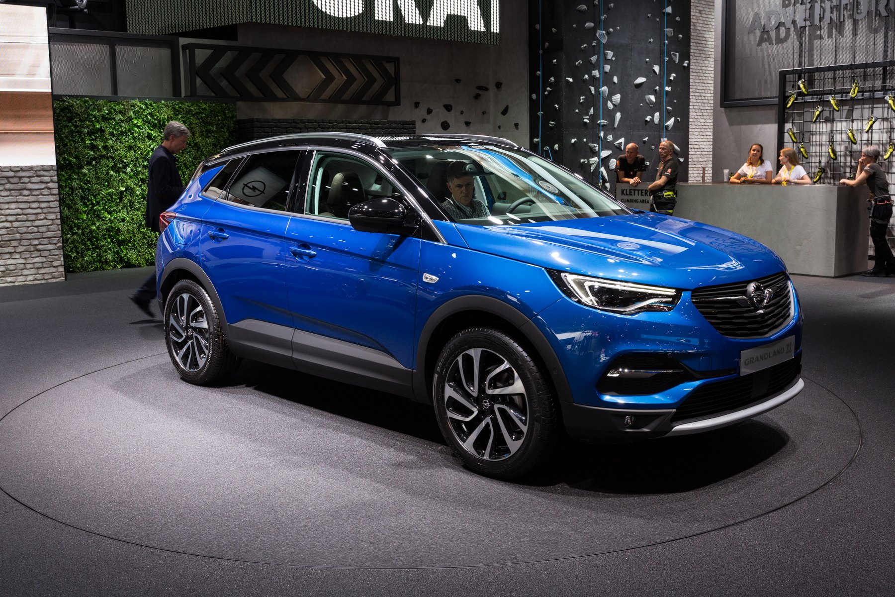 Opel Grandland X yan ve ön gövde görünümü