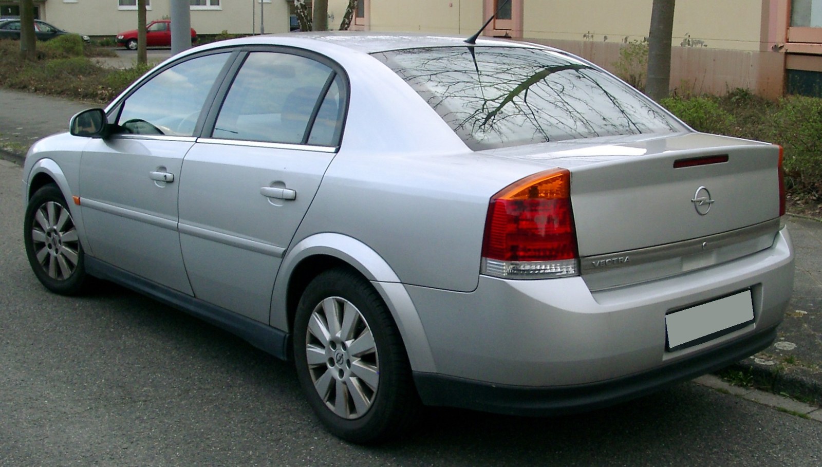 Makyajlı Opel Vectra C arkadan görünüm