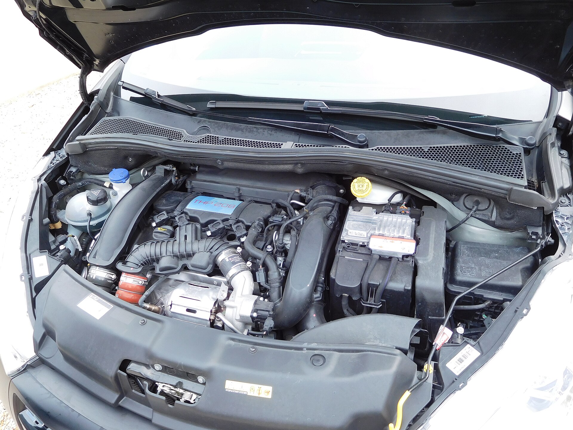 Peugeot 208 GTi THP motor bölmesi