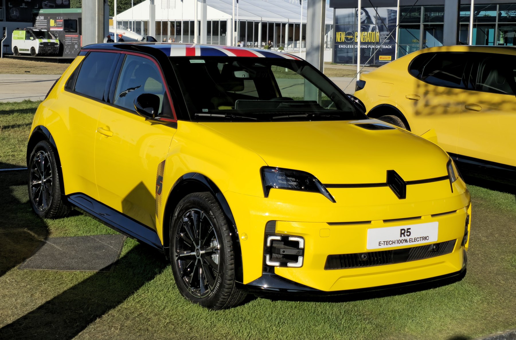 Sarı Renault 5 E-Tech önden görünüm