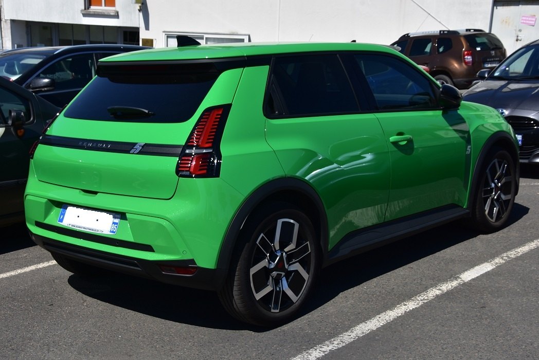 Yeşil Renault 5 E-Tech arkadan görünüm