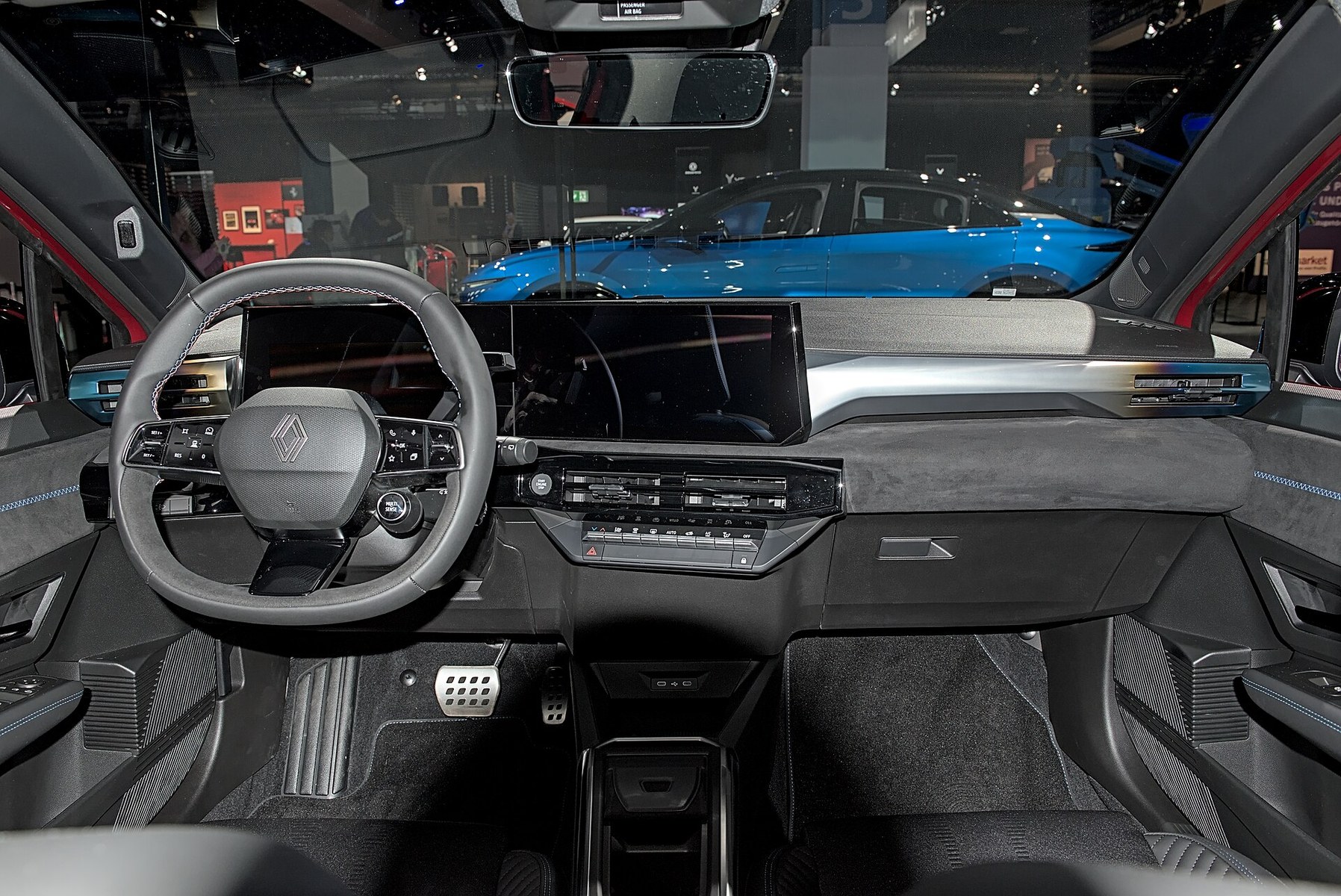 Renault Clio 6 kokpiti çift ekran ve fiziksel klima kumandaları