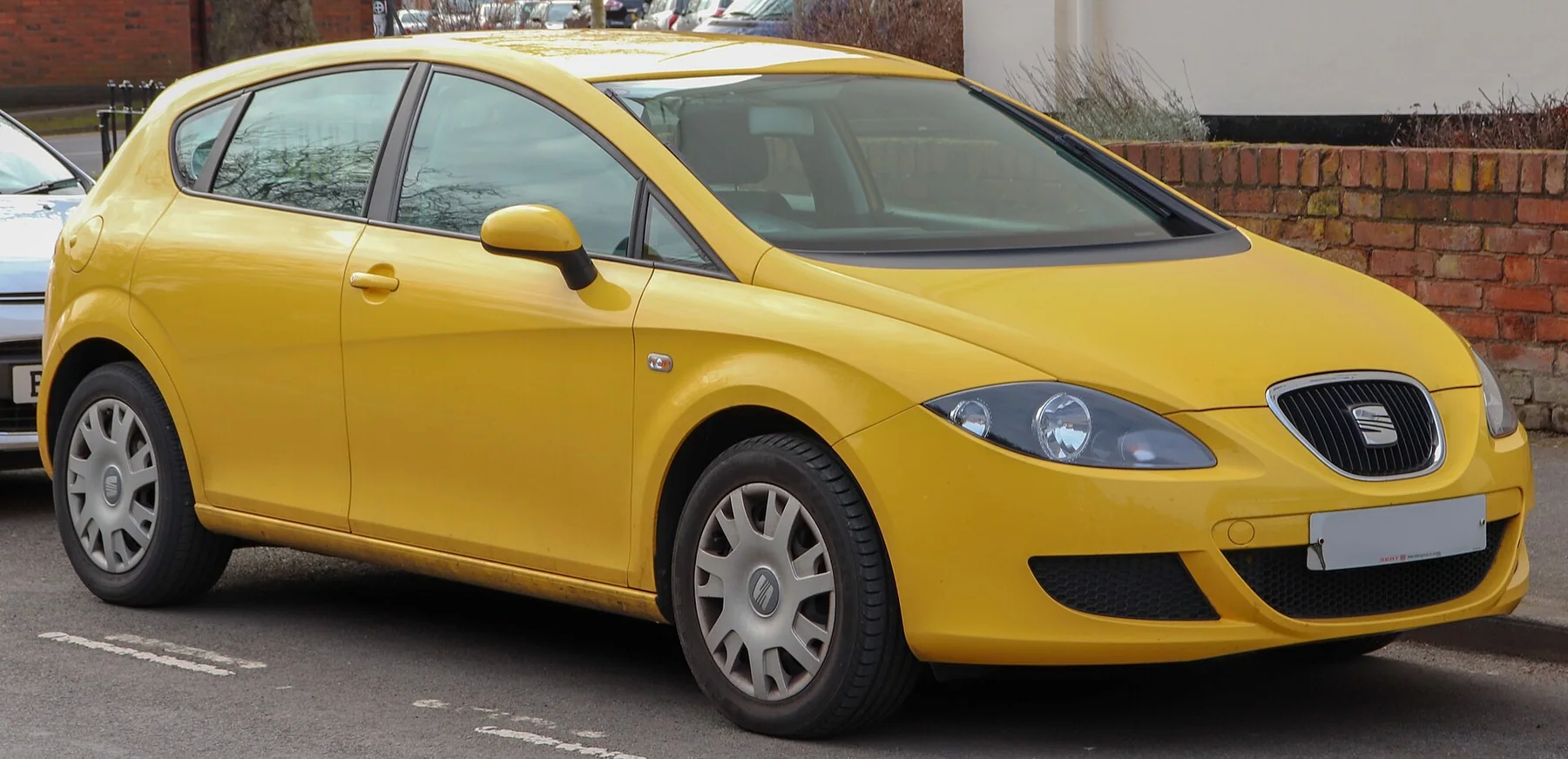 Sarı makyaj öncesi SEAT Leon 1P Reference önden görünüm