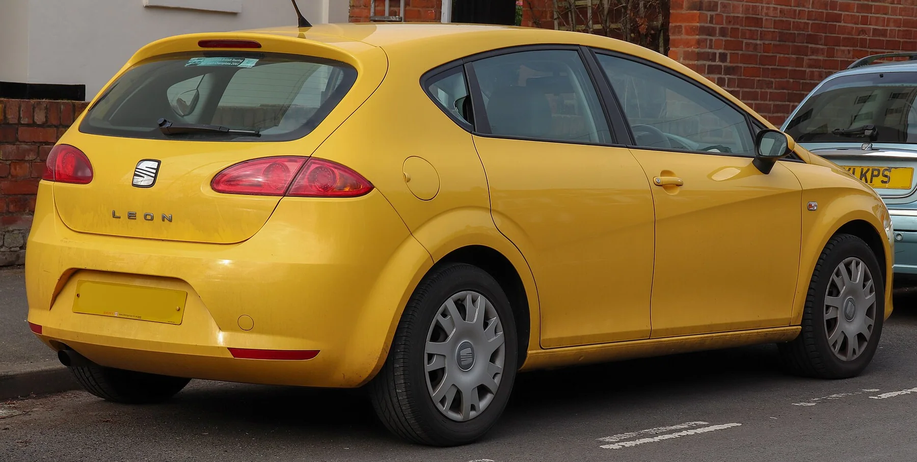 Sarı makyaj öncesi SEAT Leon 1P arkadan görünüm