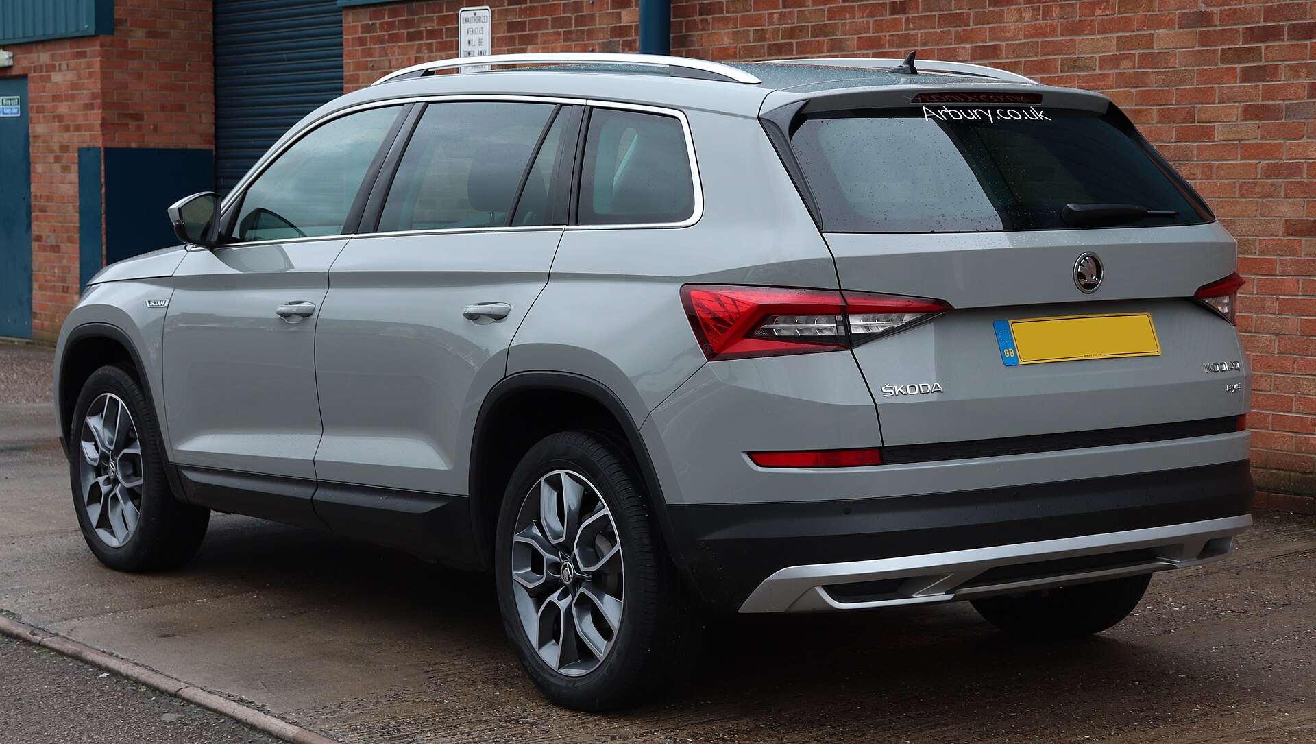 Birinci nesil Skoda Kodiaq Scout arka ve 4x4 görünümü