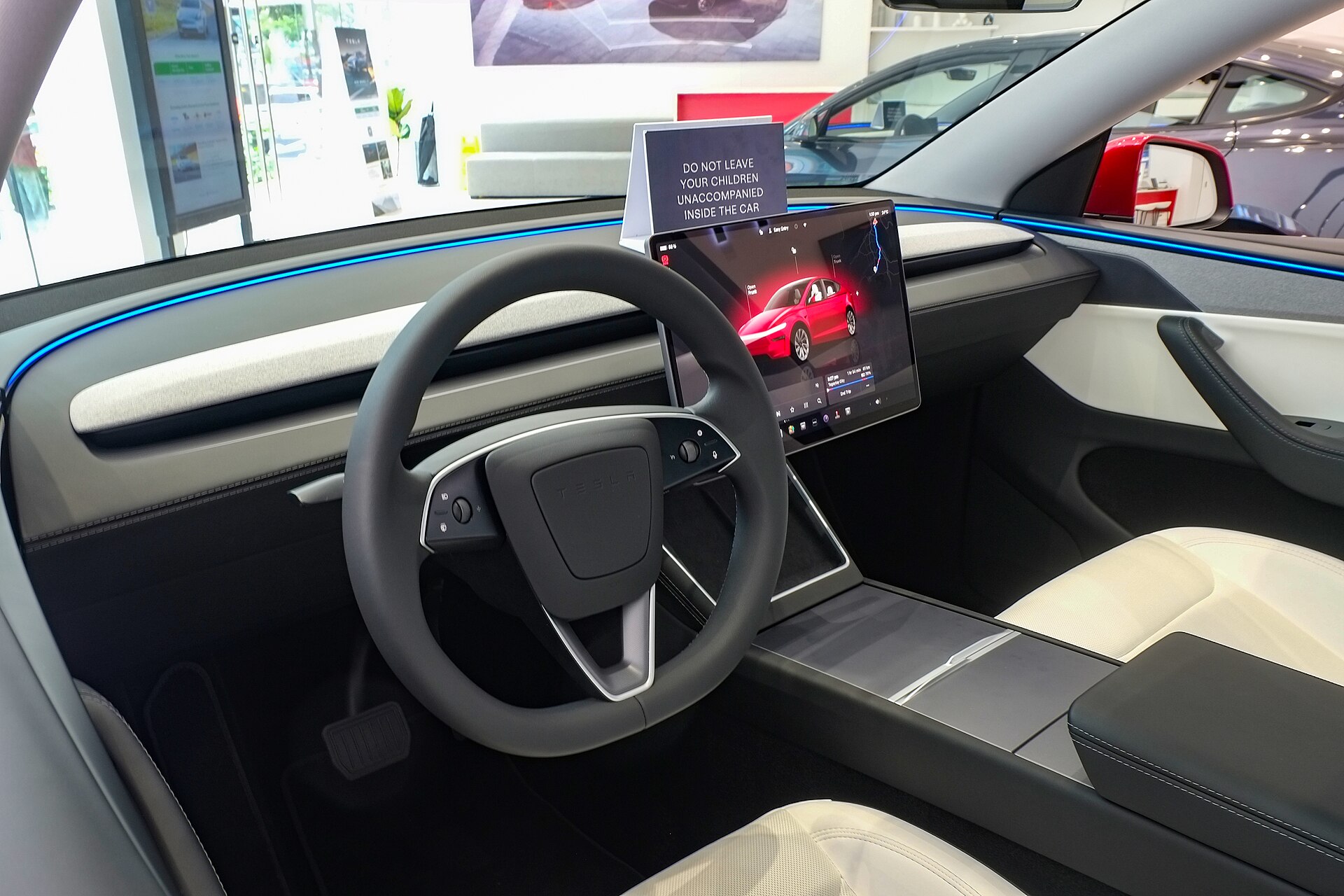Yeni Tesla Model Y Juniper iç mekânı ve merkezi ekran