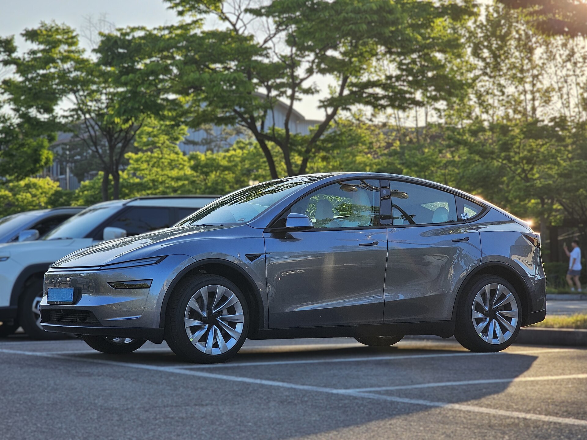 Yeni Tesla Model Y Juniper yandan görünüm