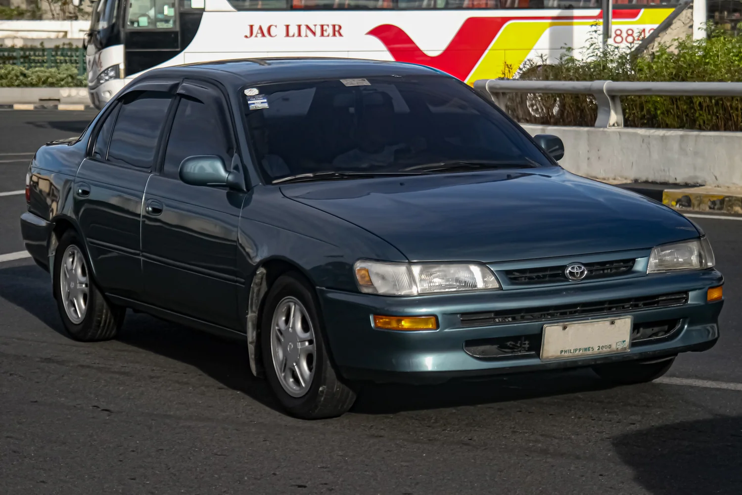 Makyajlı Toyota Corolla AE101 GLi önden görünüm
