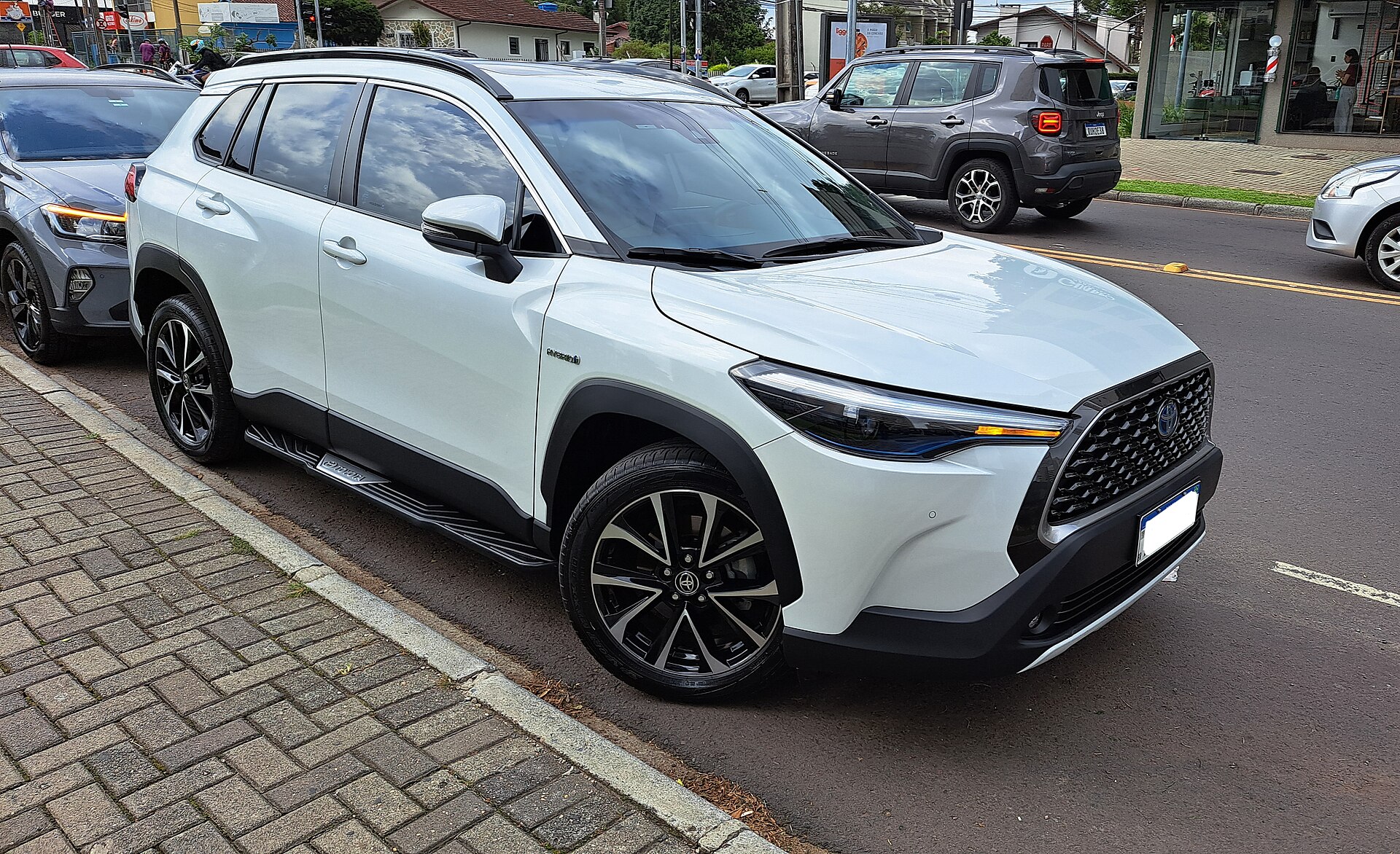 Beyaz Toyota Corolla Cross Hybrid yandan görünüm