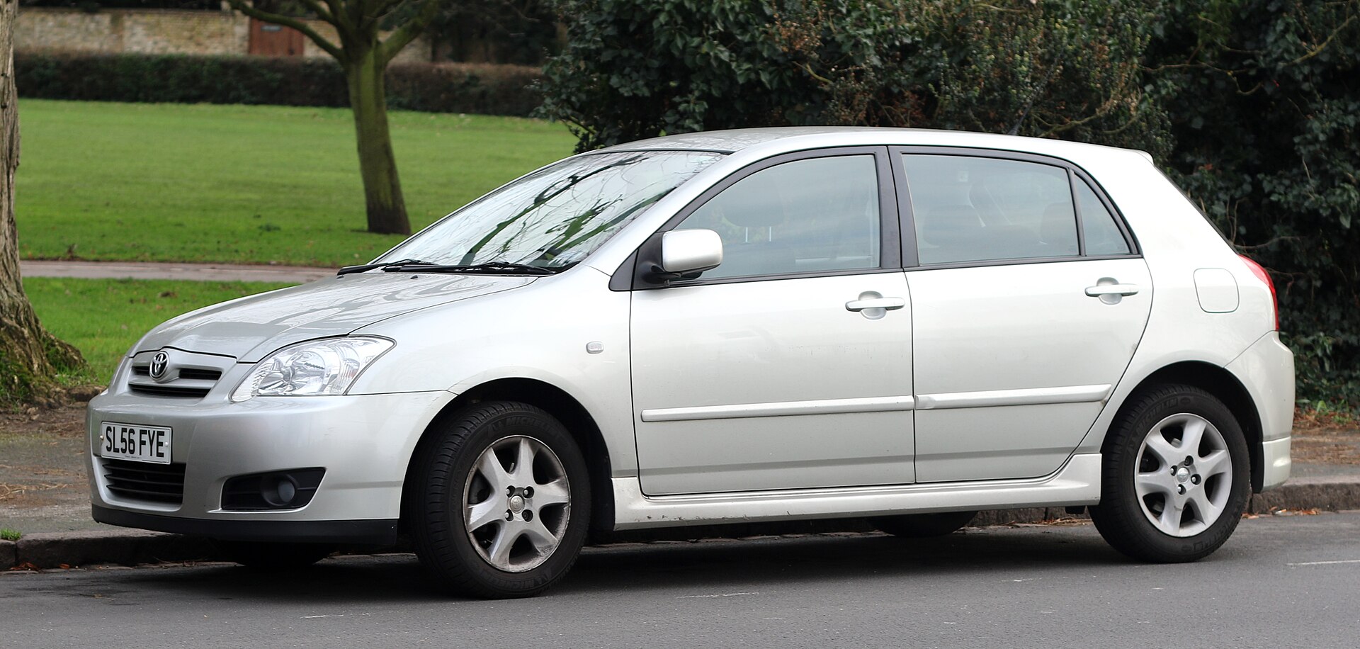 Toyota Corolla E120 beş kapılı hatchback yan görünümü