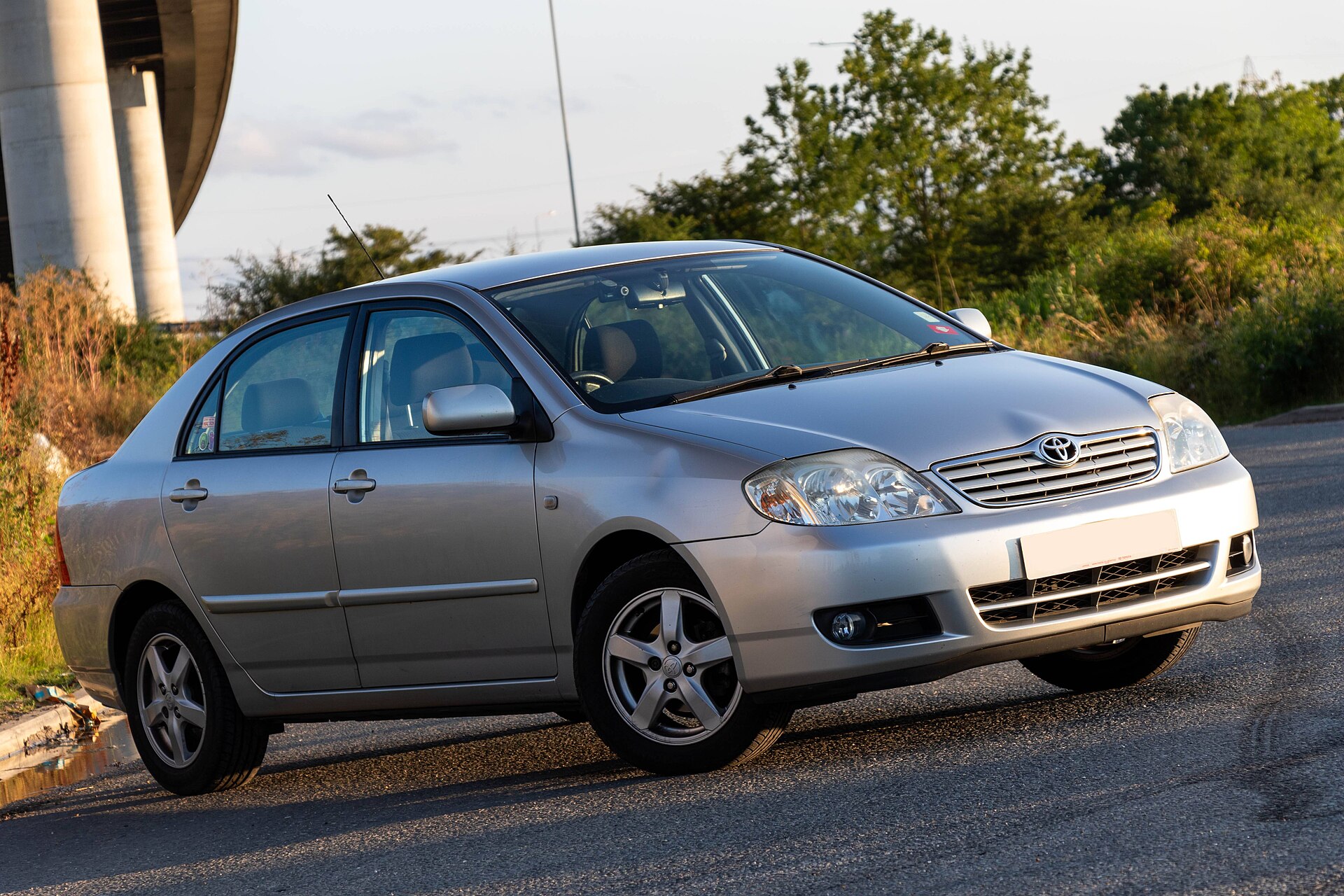 2005 Toyota Corolla E120 1.4 T3 sedan yan ve ön görünümü