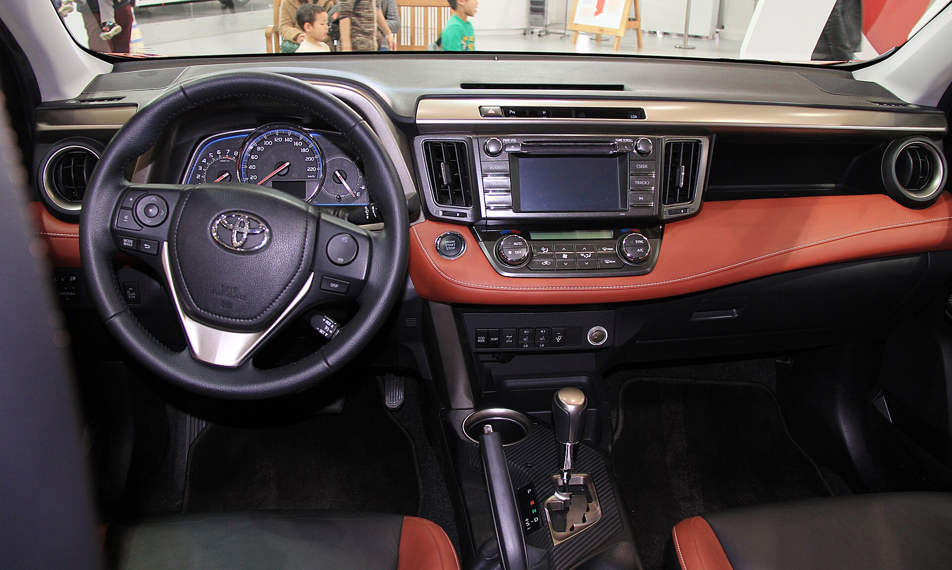 Toyota RAV4 XA40 makyaj öncesi iç mekânı