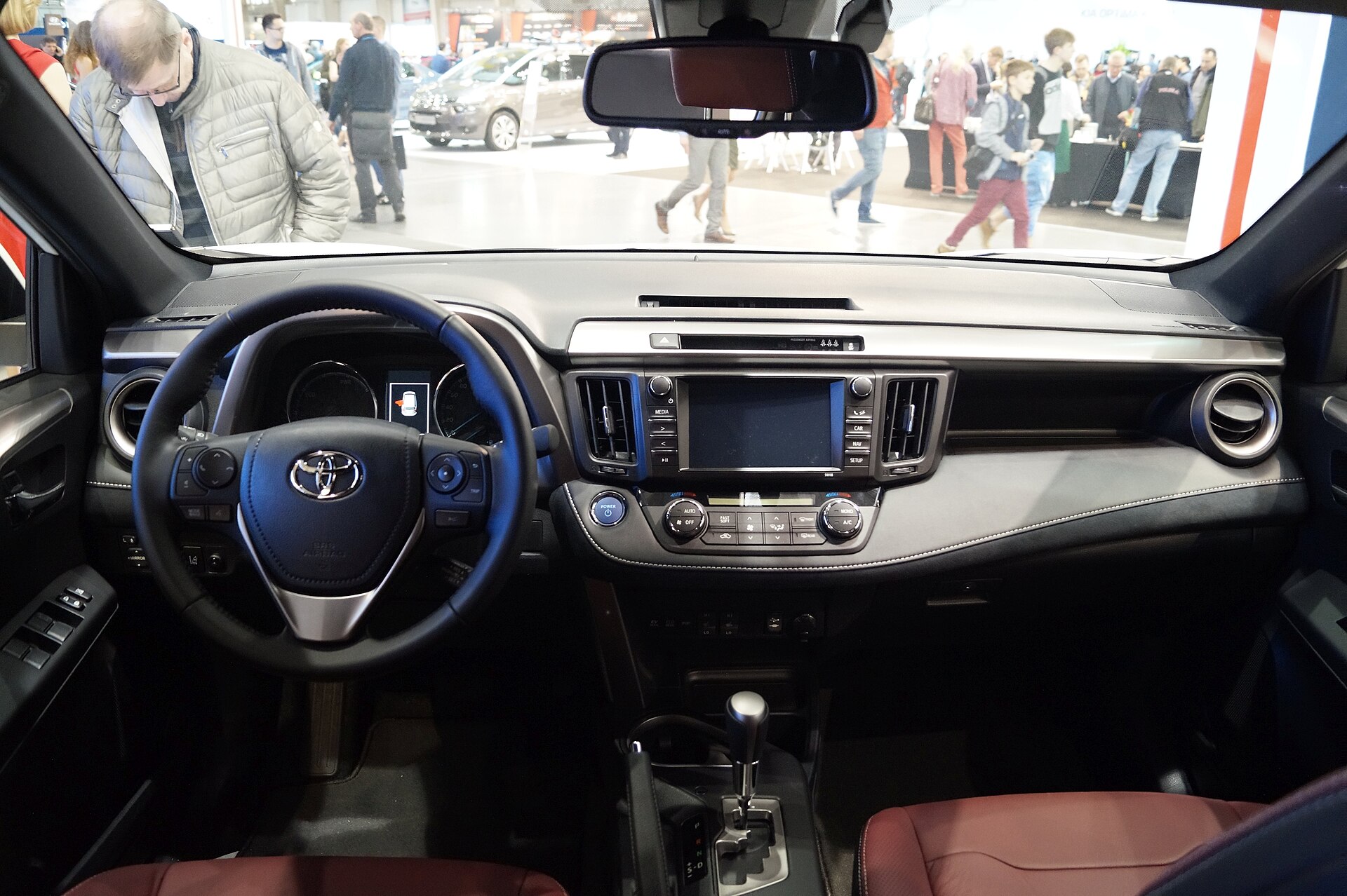 Toyota RAV4 Hybrid makyajlı iç mekânı
