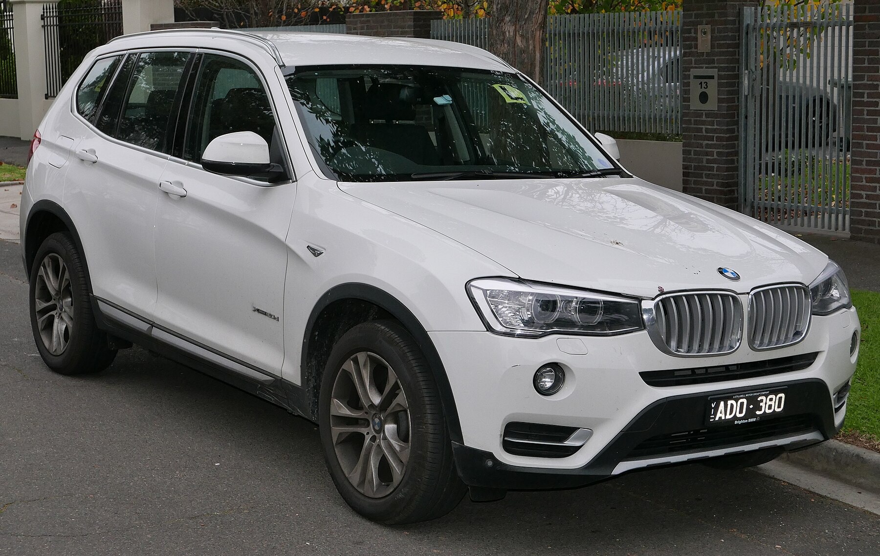 BMW X3 F25 LCI xDrive20d ön üç çeyrek görünüm