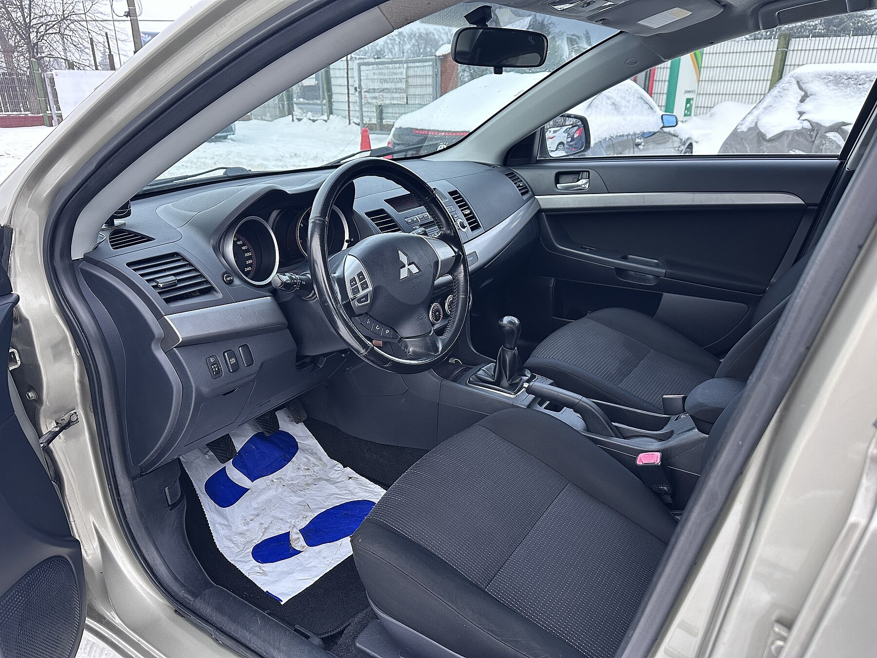 Mitsubishi Lancer CY sürücü kabini