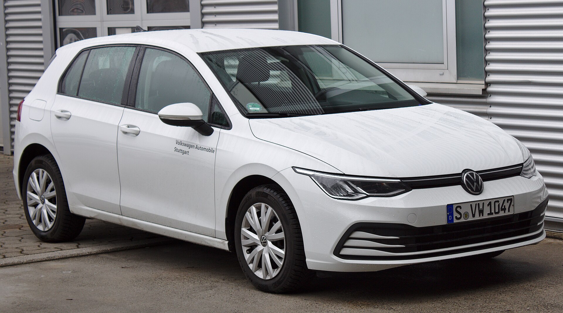 Beyaz Volkswagen Golf 8 standart donanım önden görünüm