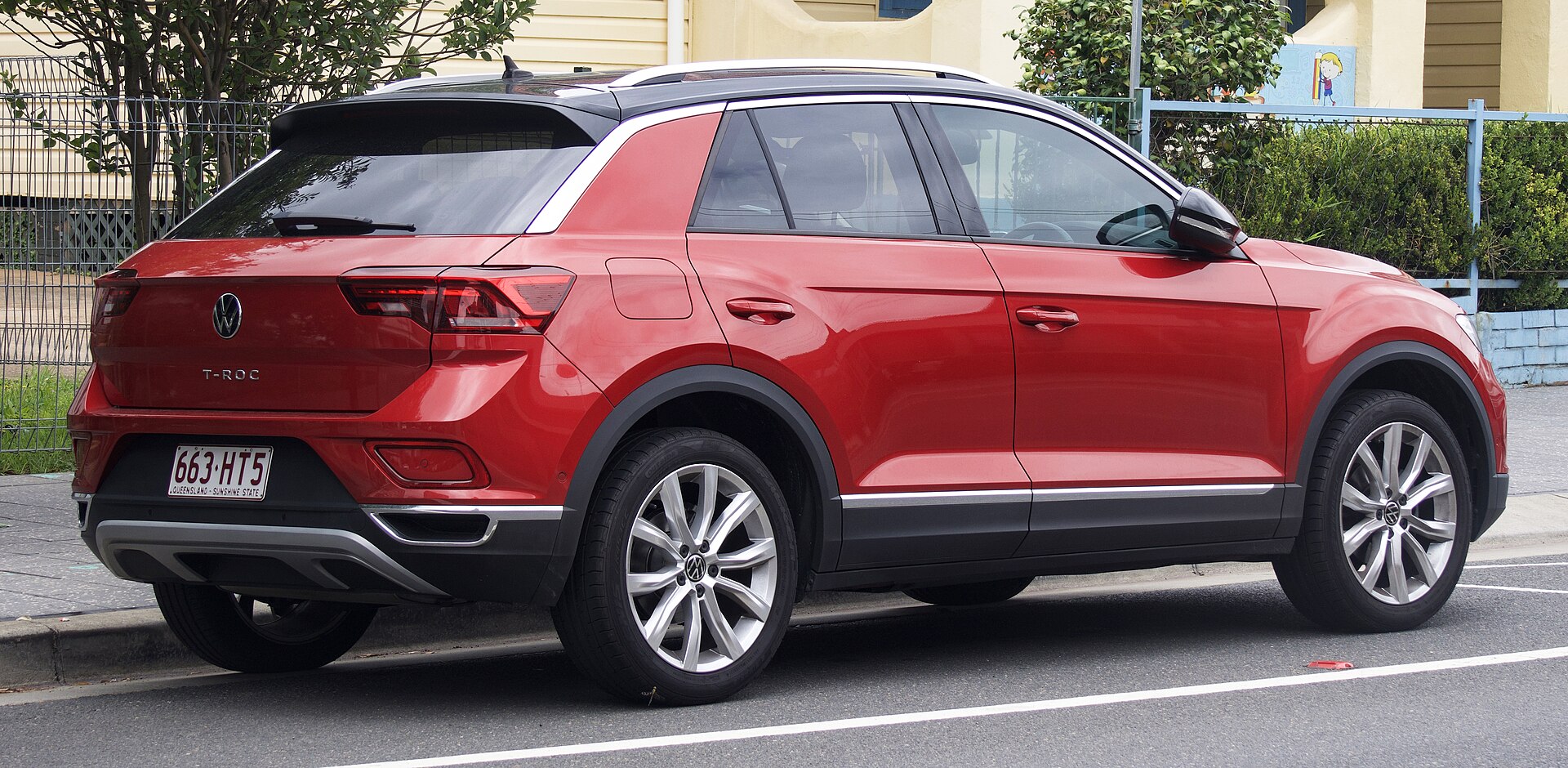 Makyaj öncesi Volkswagen T-Roc arka üç çeyrek görünümü