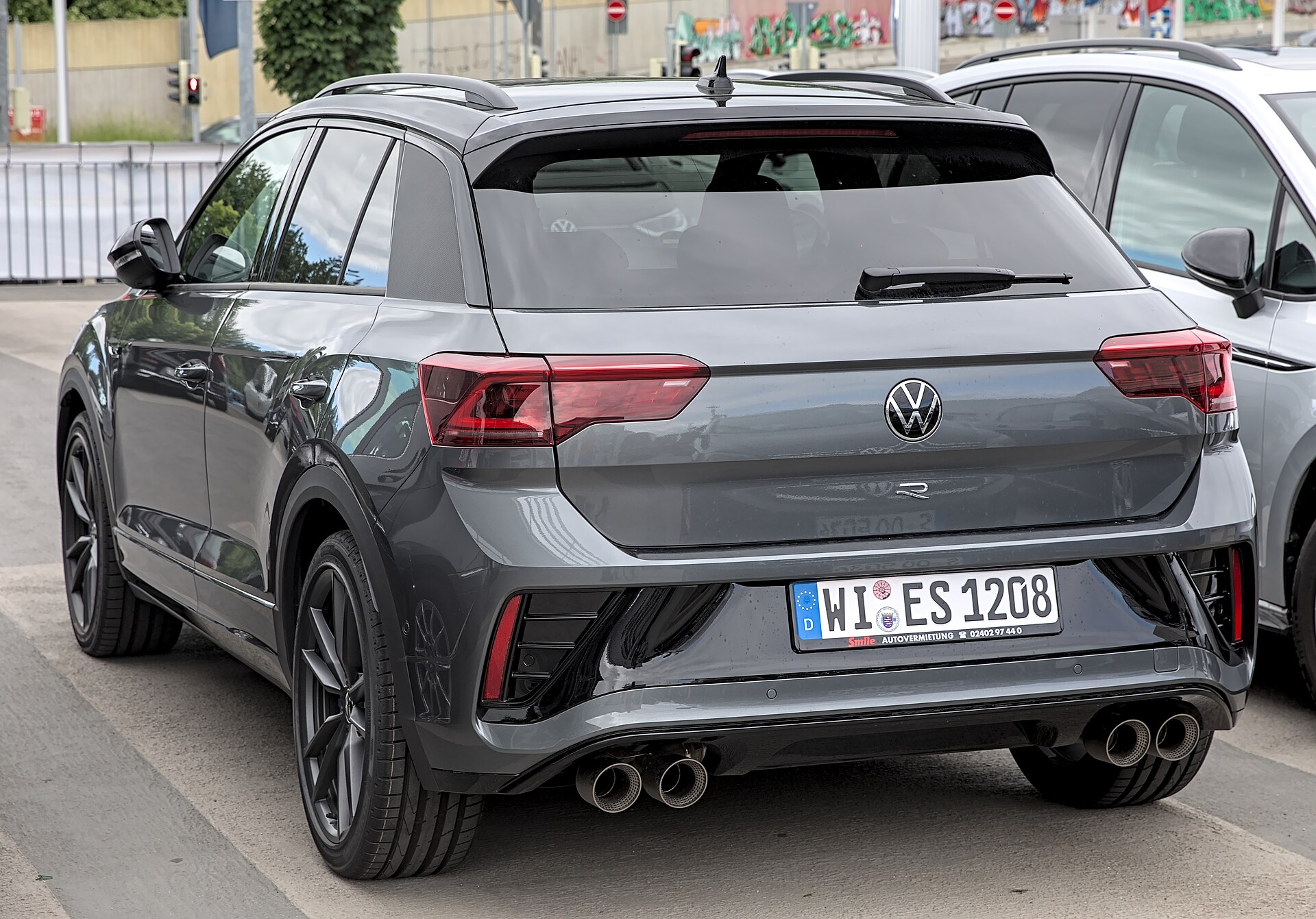 Volkswagen T-Roc R arka görünümü ve dört egzoz çıkışı